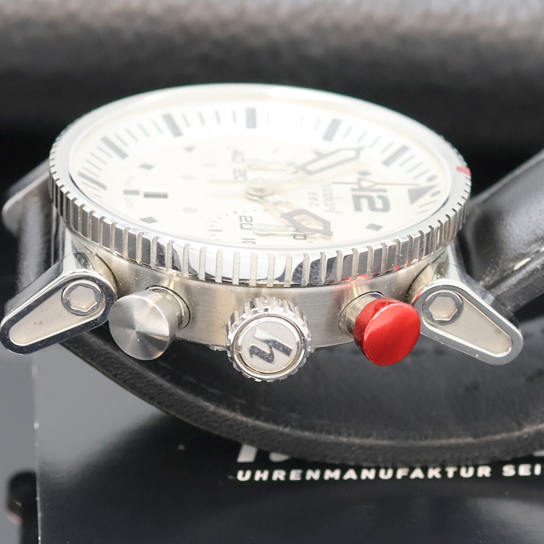Detail d: HANHART Primus Armbandchronograph Referenz HPP09.2, Schweiz verk. lt. beil. Garantie 11/2009, Automatik, beids. vergl. Edelstahlgeh., Boden 7-fach ...