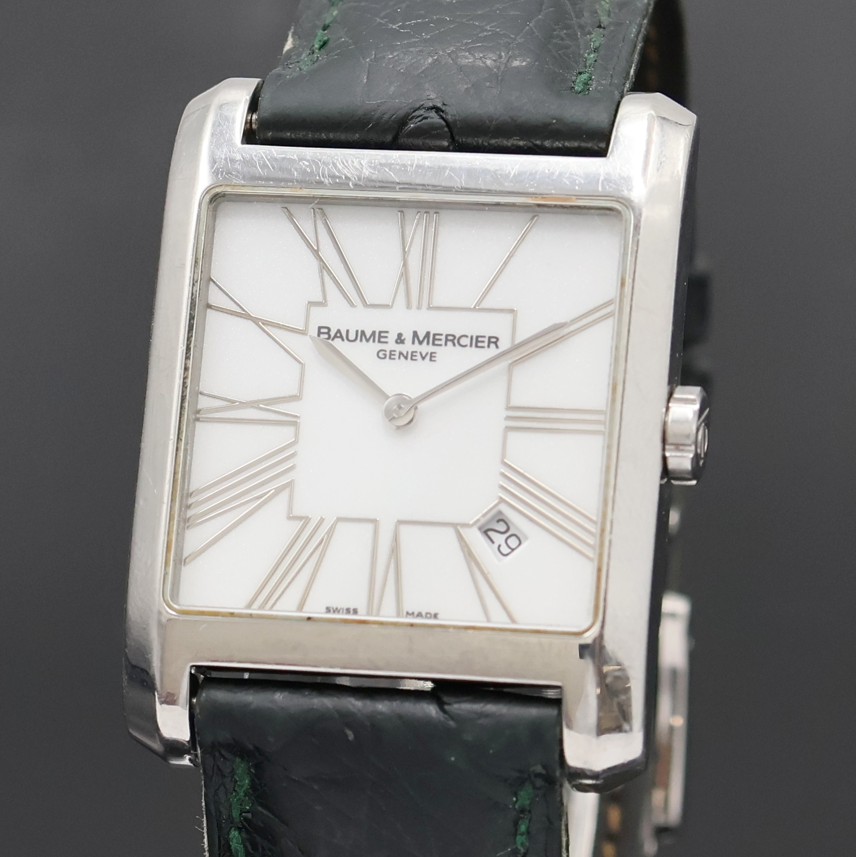 Detail a: BAUME & MERCIER rechteckige Armbanduhr in Stahl, Schweiz um 2010, quartz, 4-fach verschr. Geh., Saphirglas, neutr. Lederband m. orig. Faltschl. in ...
