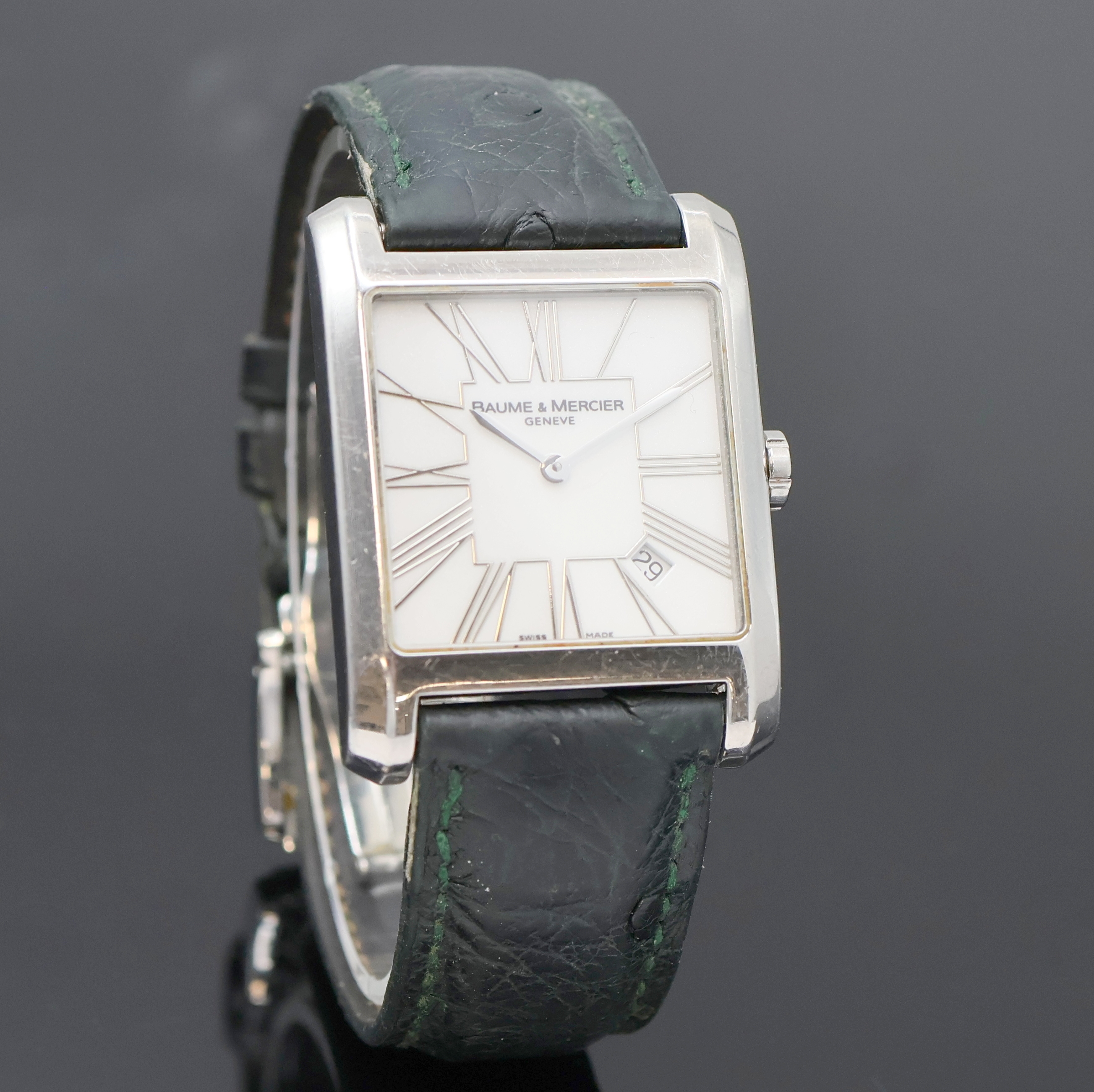 Detail b: BAUME & MERCIER rechteckige Armbanduhr in Stahl, Schweiz um 2010, quartz, 4-fach verschr. Geh., Saphirglas, neutr. Lederband m. orig. Faltschl. in ...