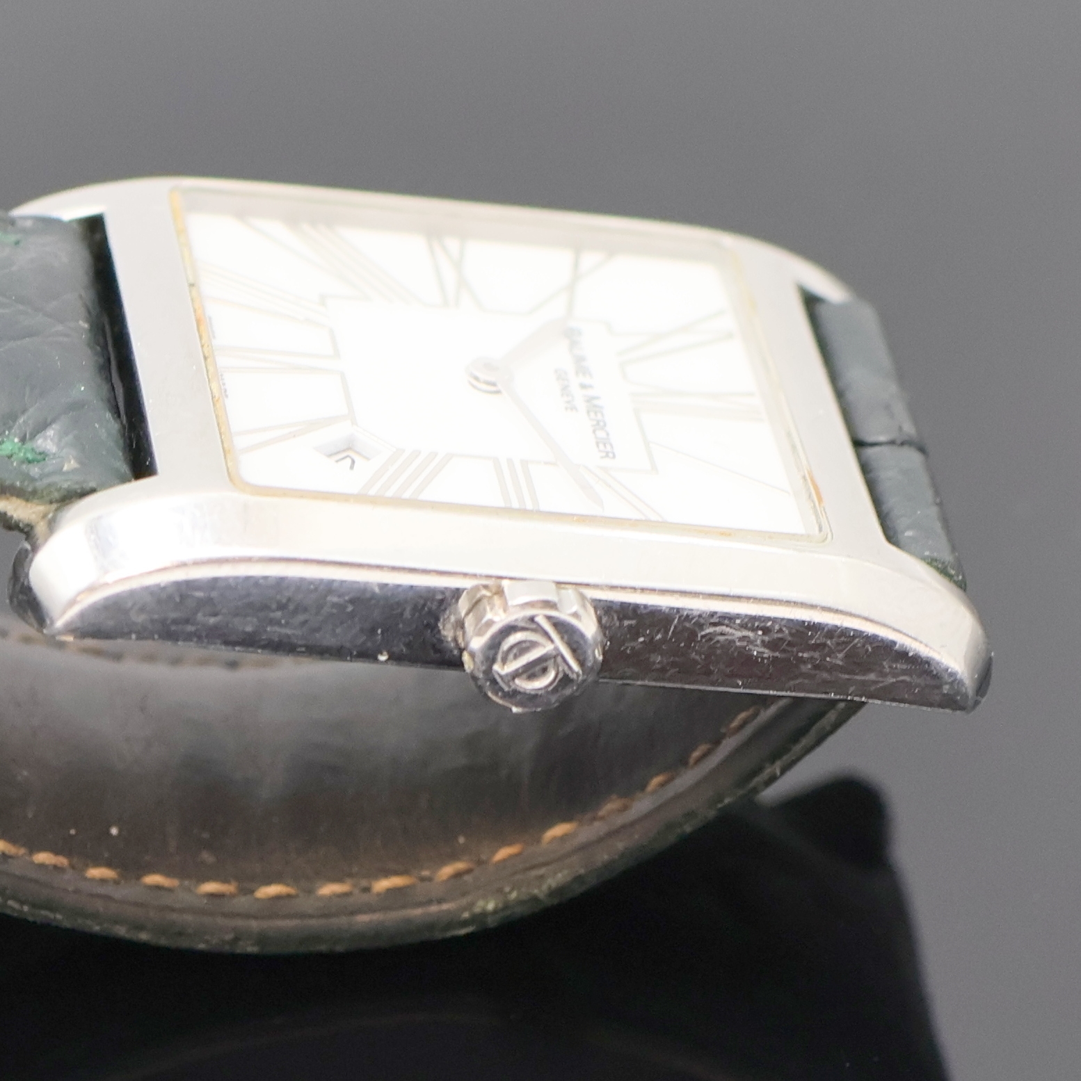 Detail d: BAUME & MERCIER rechteckige Armbanduhr in Stahl, Schweiz um 2010, quartz, 4-fach verschr. Geh., Saphirglas, neutr. Lederband m. orig. Faltschl. in ...