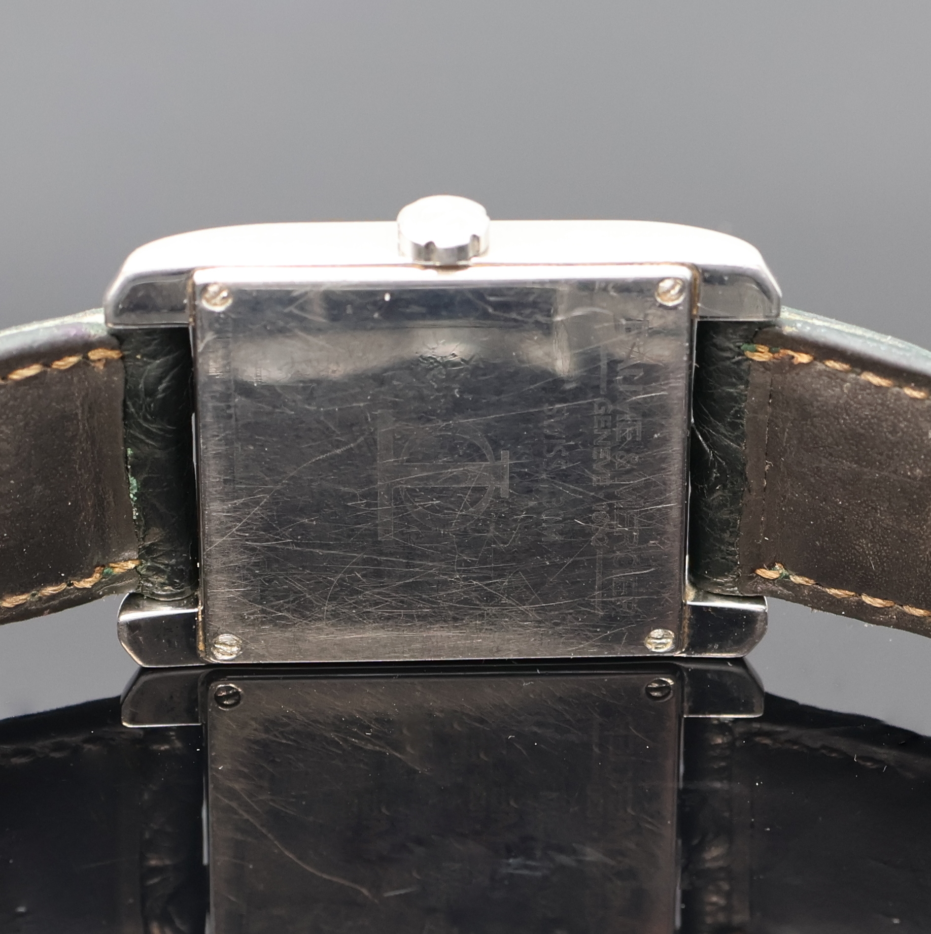 Detail e: BAUME & MERCIER rechteckige Armbanduhr in Stahl, Schweiz um 2010, quartz, 4-fach verschr. Geh., Saphirglas, neutr. Lederband m. orig. Faltschl. in ...