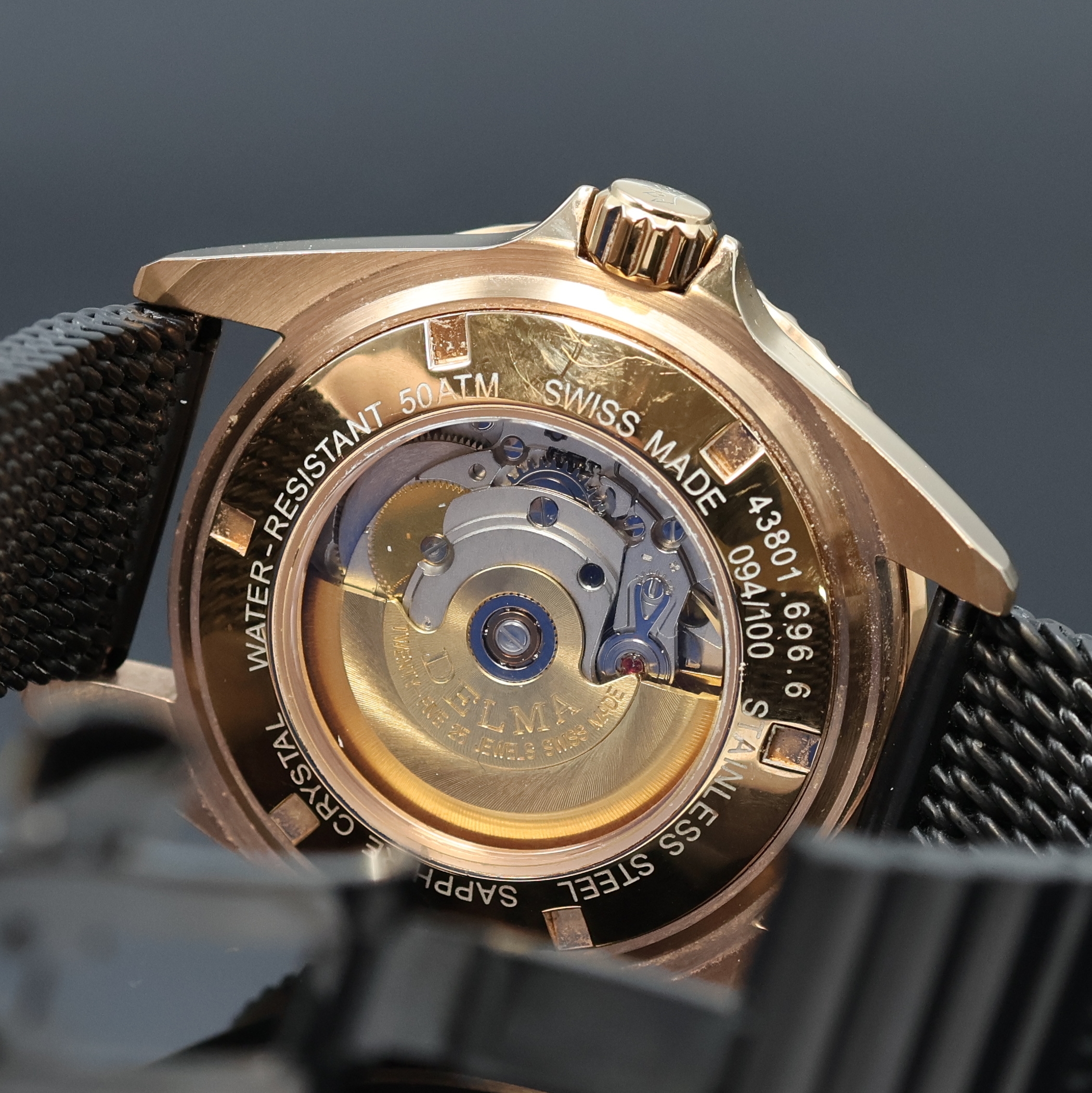 Detail d: DELMA Santiago Day Date auf 100 Stück limitierte Herrenarmbanduhr Referenz 43801.696.6, Schweiz um 2019, Automatik, verg. Geh. beids. vergl., Boden ...