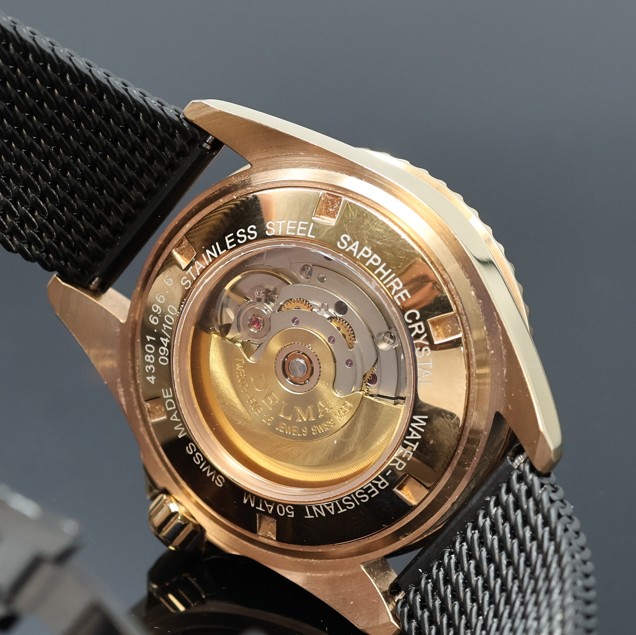 Detail e: DELMA Santiago Day Date auf 100 Stück limitierte Herrenarmbanduhr Referenz 43801.696.6, Schweiz um 2019, Automatik, verg. Geh. beids. vergl., Boden ...