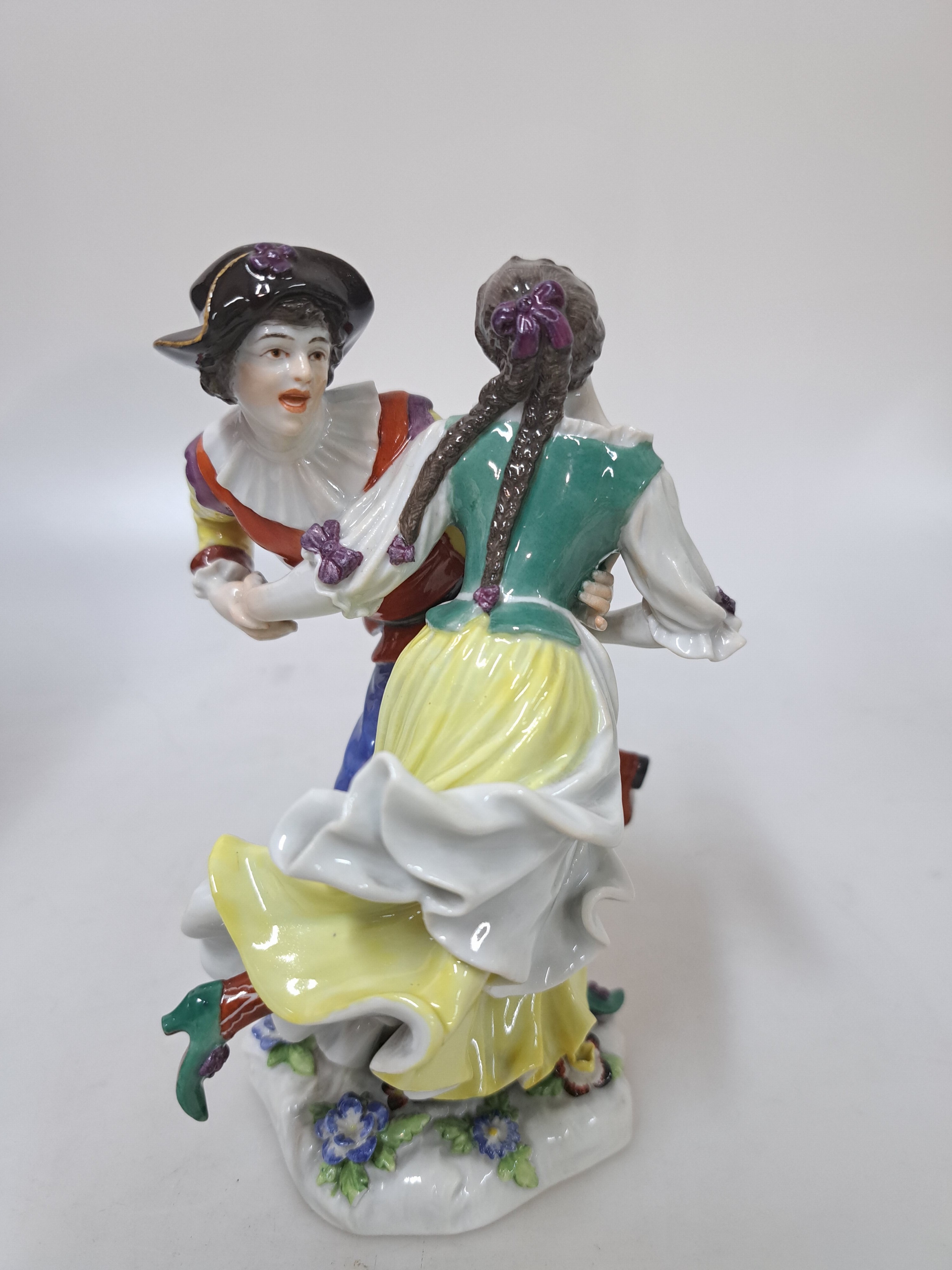 Detail a: Porzellangruppe, Meissen, tanzendes Bauernpaar, Modellnr. 917, 20. Jh., Entwurf Johann Joachim Kaendler und Johann Gottlieb Ehder, bunt bemalt, ...