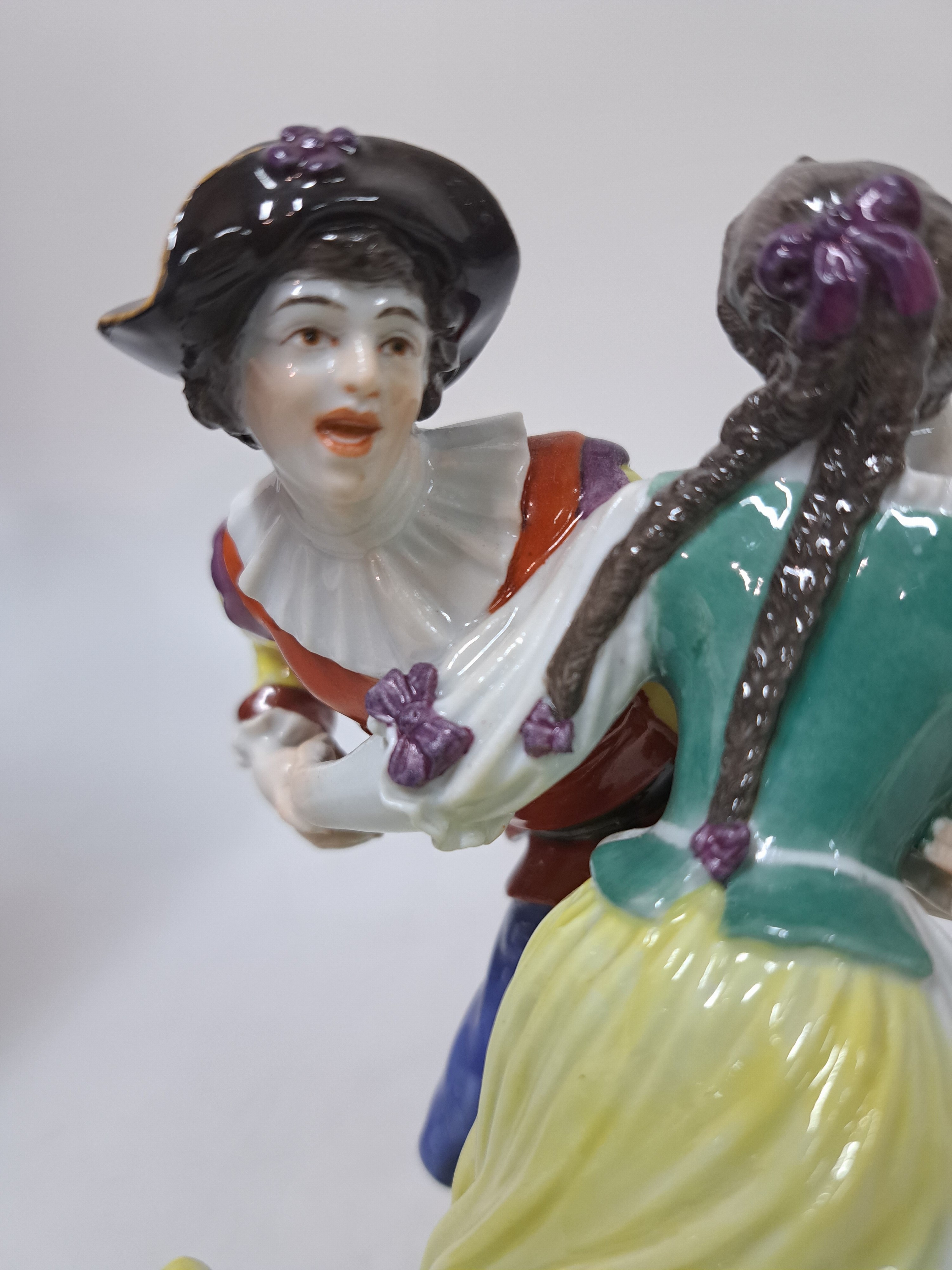 Detail b: Porzellangruppe, Meissen, tanzendes Bauernpaar, Modellnr. 917, 20. Jh., Entwurf Johann Joachim Kaendler und Johann Gottlieb Ehder, bunt bemalt, ...