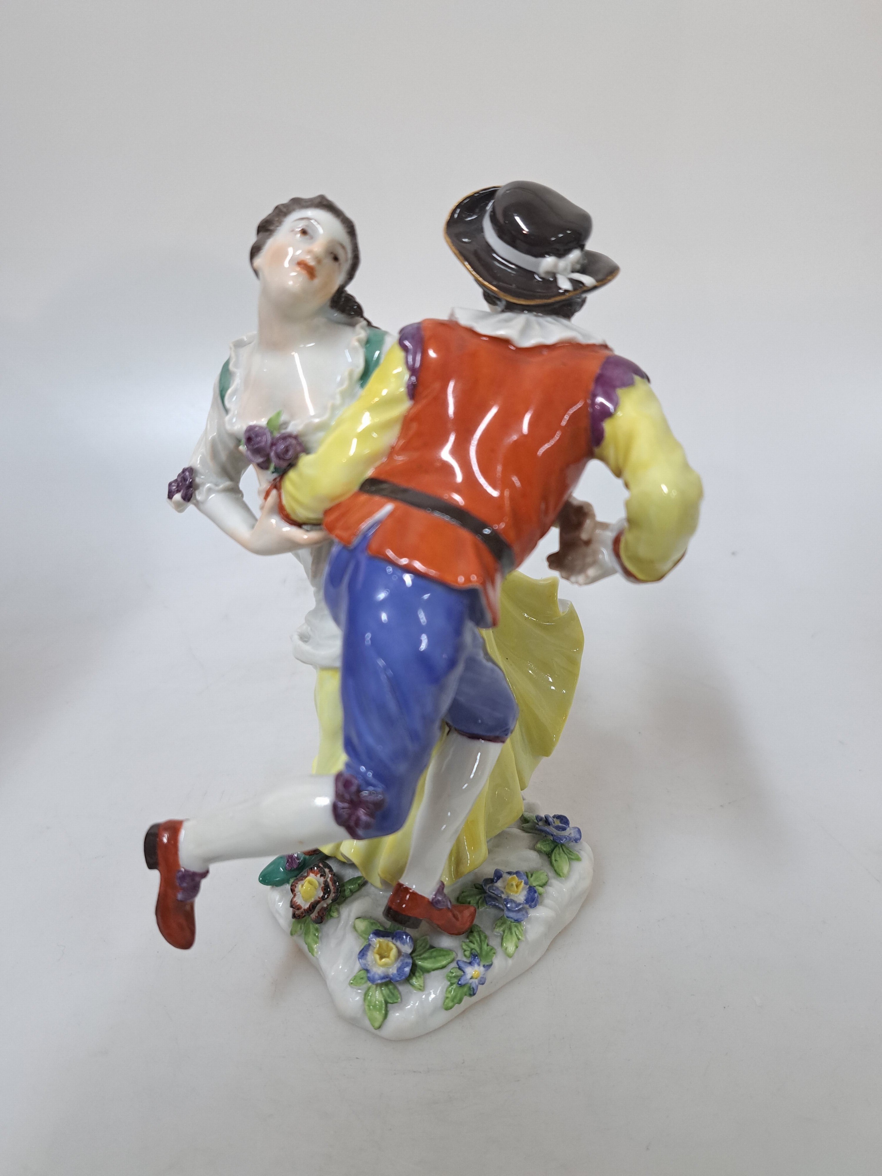 Detail c: Porzellangruppe, Meissen, tanzendes Bauernpaar, Modellnr. 917, 20. Jh., Entwurf Johann Joachim Kaendler und Johann Gottlieb Ehder, bunt bemalt, ...