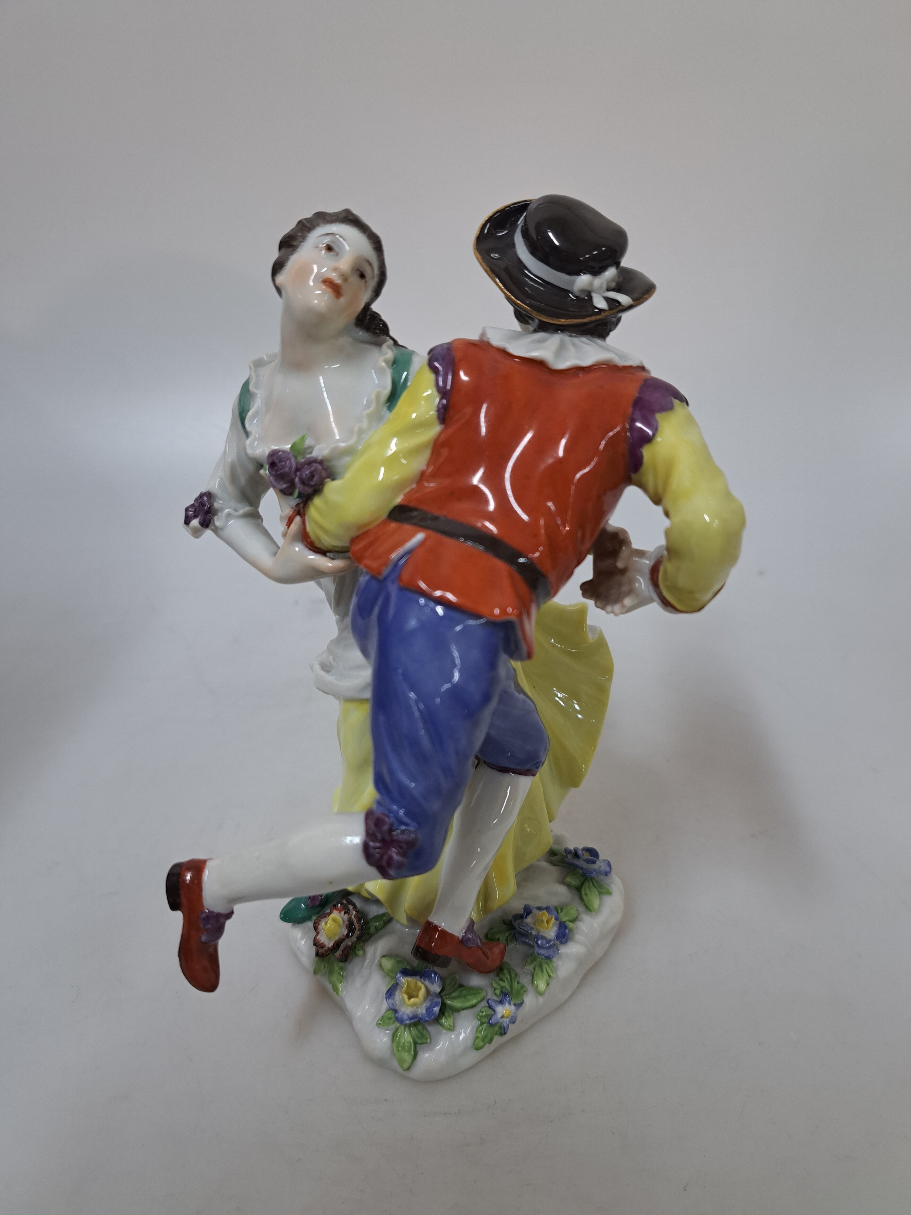 Detail d: Porzellangruppe, Meissen, tanzendes Bauernpaar, Modellnr. 917, 20. Jh., Entwurf Johann Joachim Kaendler und Johann Gottlieb Ehder, bunt bemalt, ...