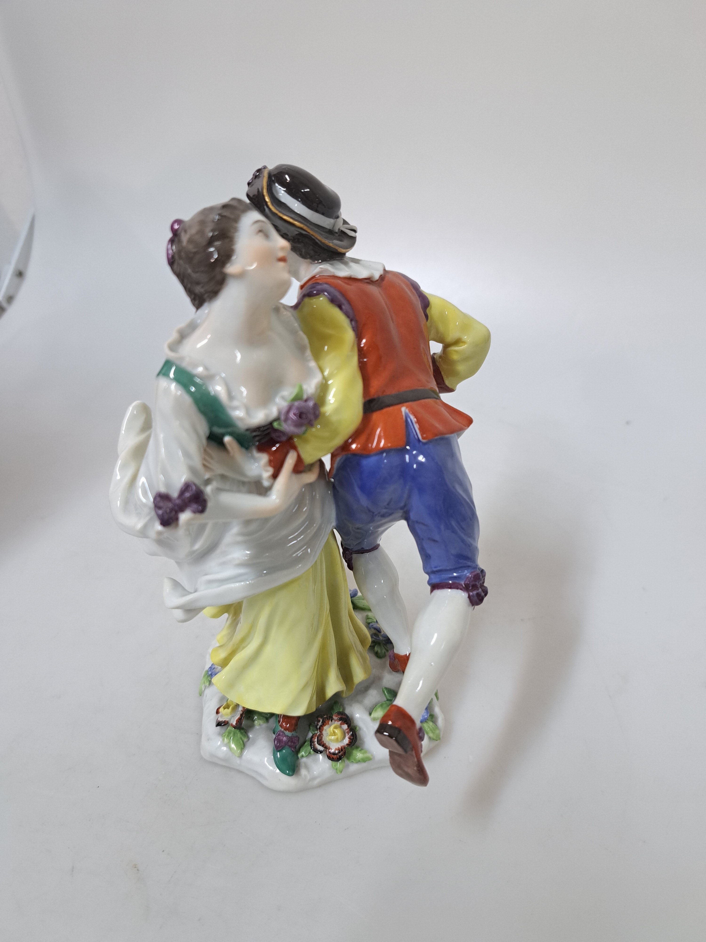 Detail e: Porzellangruppe, Meissen, tanzendes Bauernpaar, Modellnr. 917, 20. Jh., Entwurf Johann Joachim Kaendler und Johann Gottlieb Ehder, bunt bemalt, ...