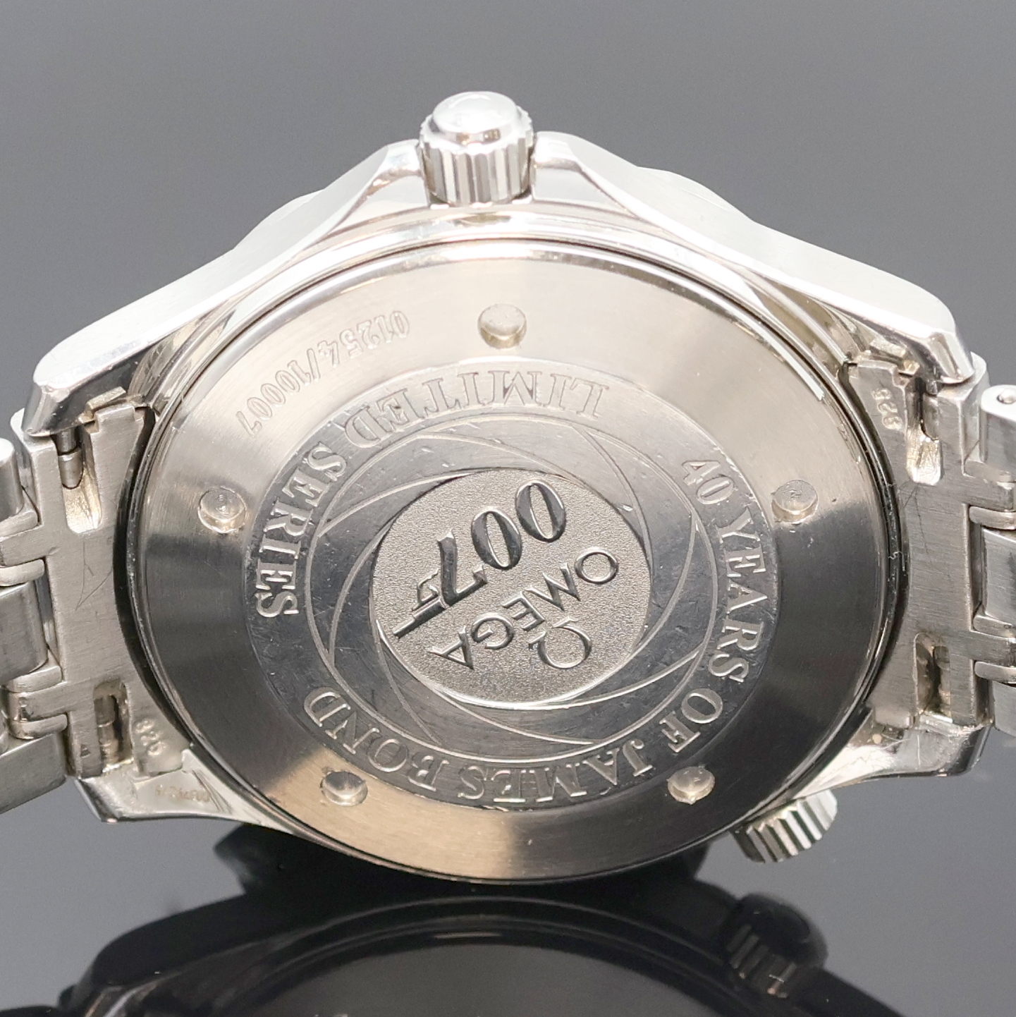 Detail e: OMEGA Seamaster Professional Chronometer 007 limitierte Herrenarmbanduhr zum 40 Jährigen James Bond Jubiläum Referenz 168.1626, Schweiz um 2002, ...