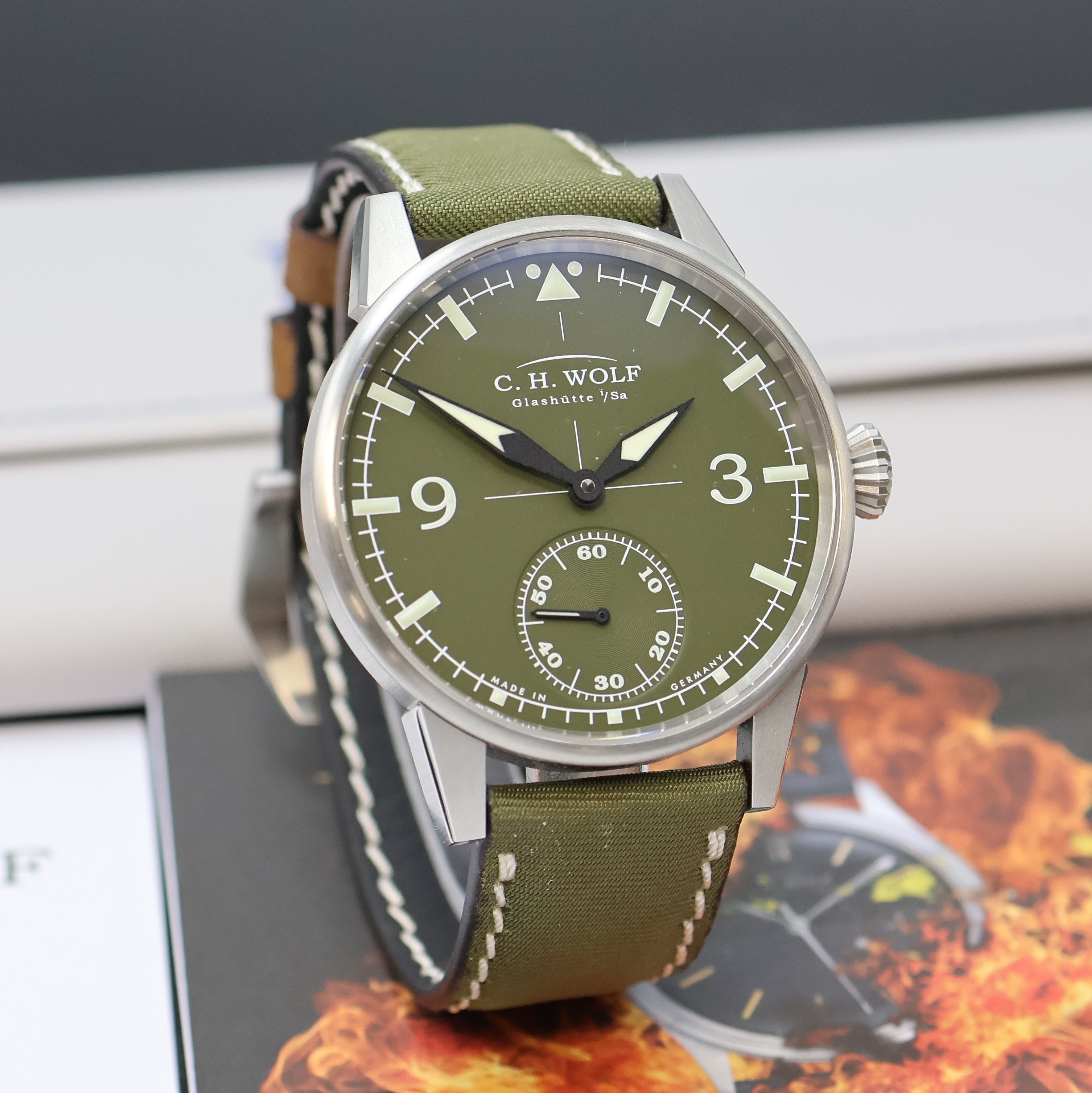 Detail b: C.H. WOLF Pilot Green Herrenarmbanduhr in Stahl, Deutschland verk. lt. beil. Garantie 07/2015, Handaufzug, beids. vergl. Geh., orig. Band m. ...