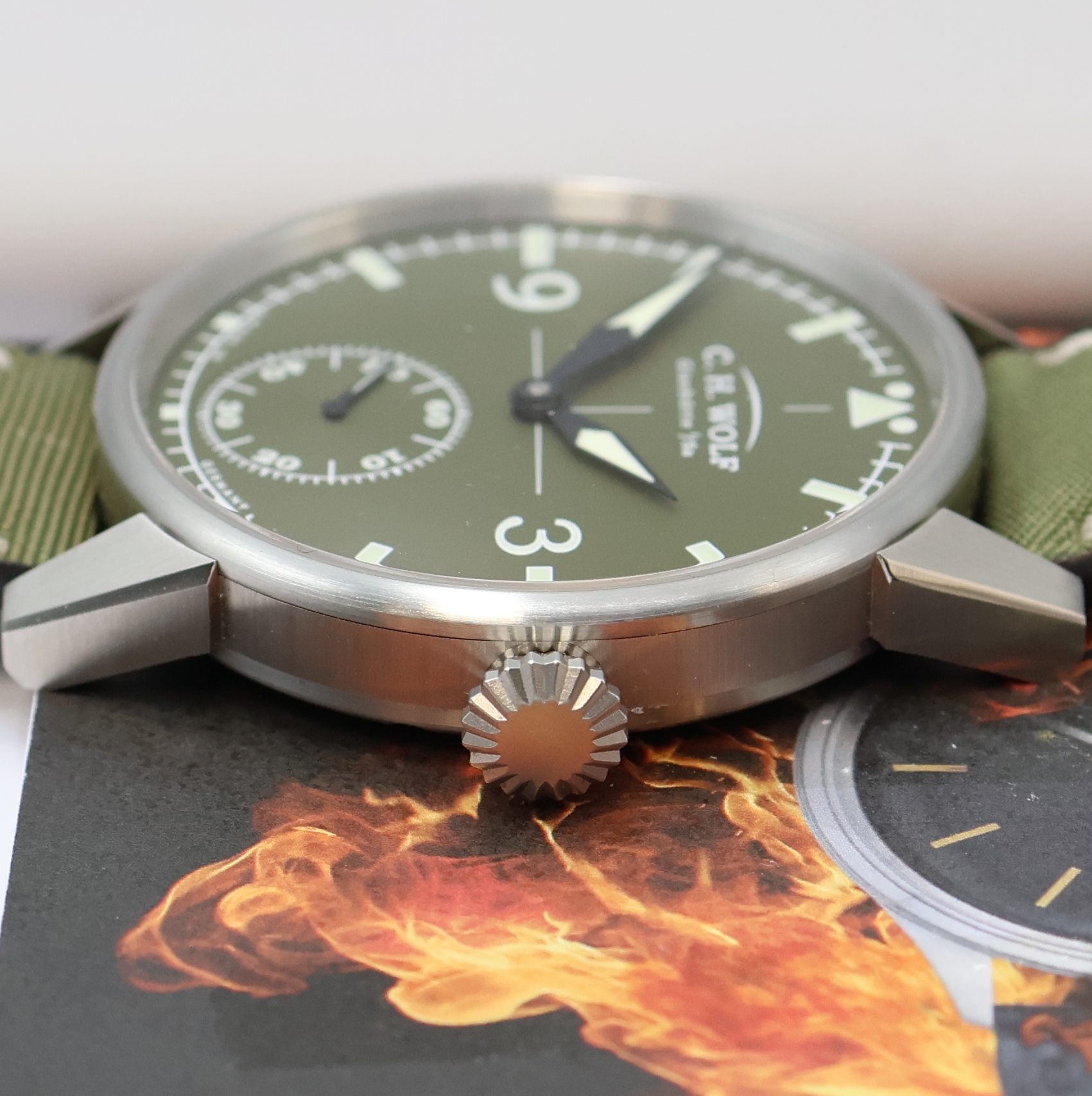 Detail c: C.H. WOLF Pilot Green Herrenarmbanduhr in Stahl, Deutschland verk. lt. beil. Garantie 07/2015, Handaufzug, beids. vergl. Geh., orig. Band m. ...