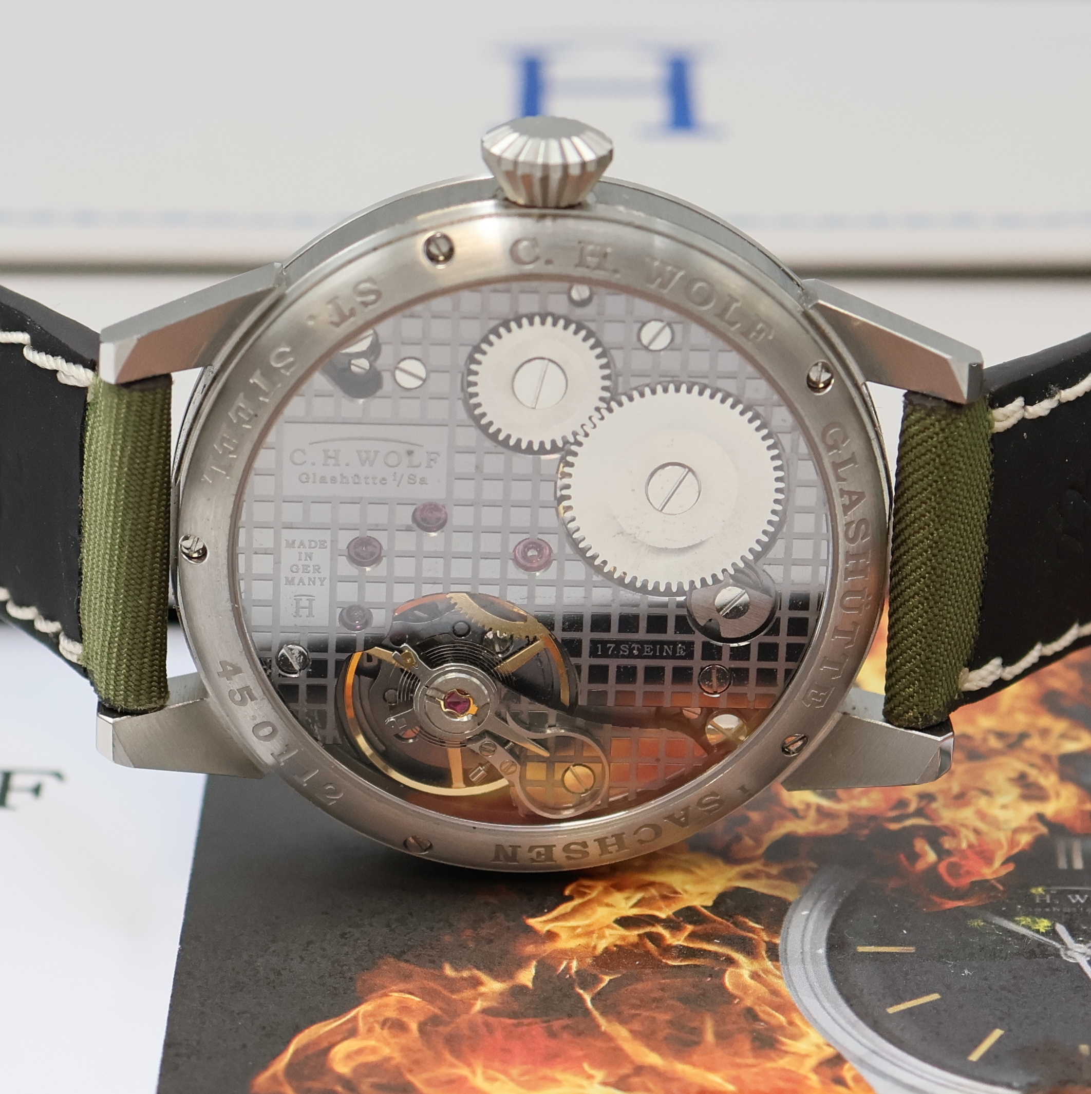Detail d: C.H. WOLF Pilot Green Herrenarmbanduhr in Stahl, Deutschland verk. lt. beil. Garantie 07/2015, Handaufzug, beids. vergl. Geh., orig. Band m. ...