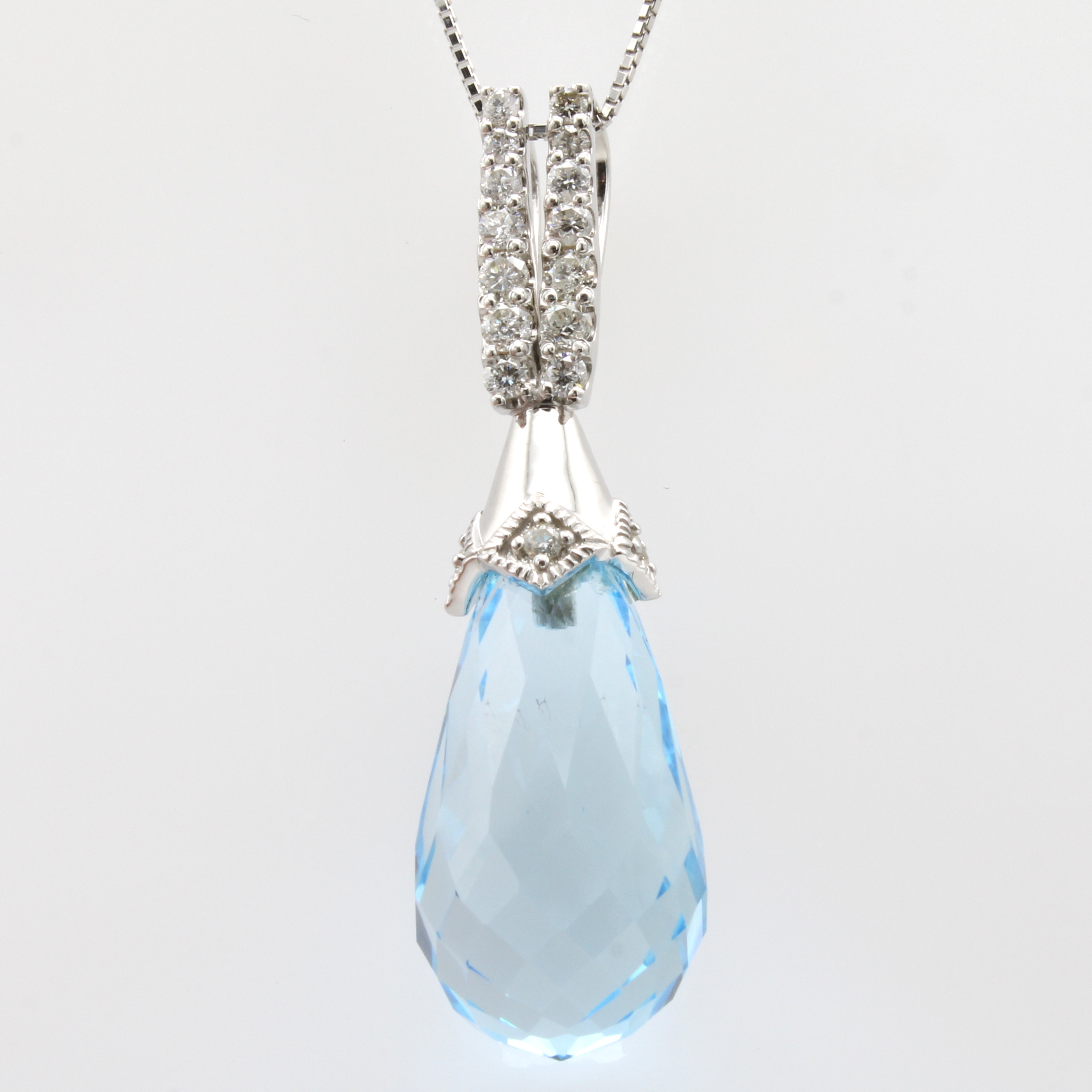 Image 27023989 - Anhänger mit Brillanten und Blautopas an Kette, WG 750/000, tropfenf. Topas im ...