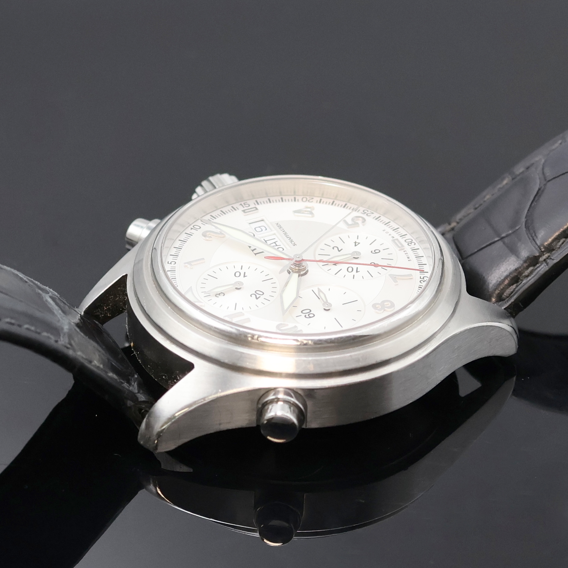 Detail d: IWC Der Doppelchronograph in Stahl Referenz 3713, Schweiz um 2000, Automatik, Boden u. Krone verschr., antimagn. Innengeh., orig. Lederband m. ...