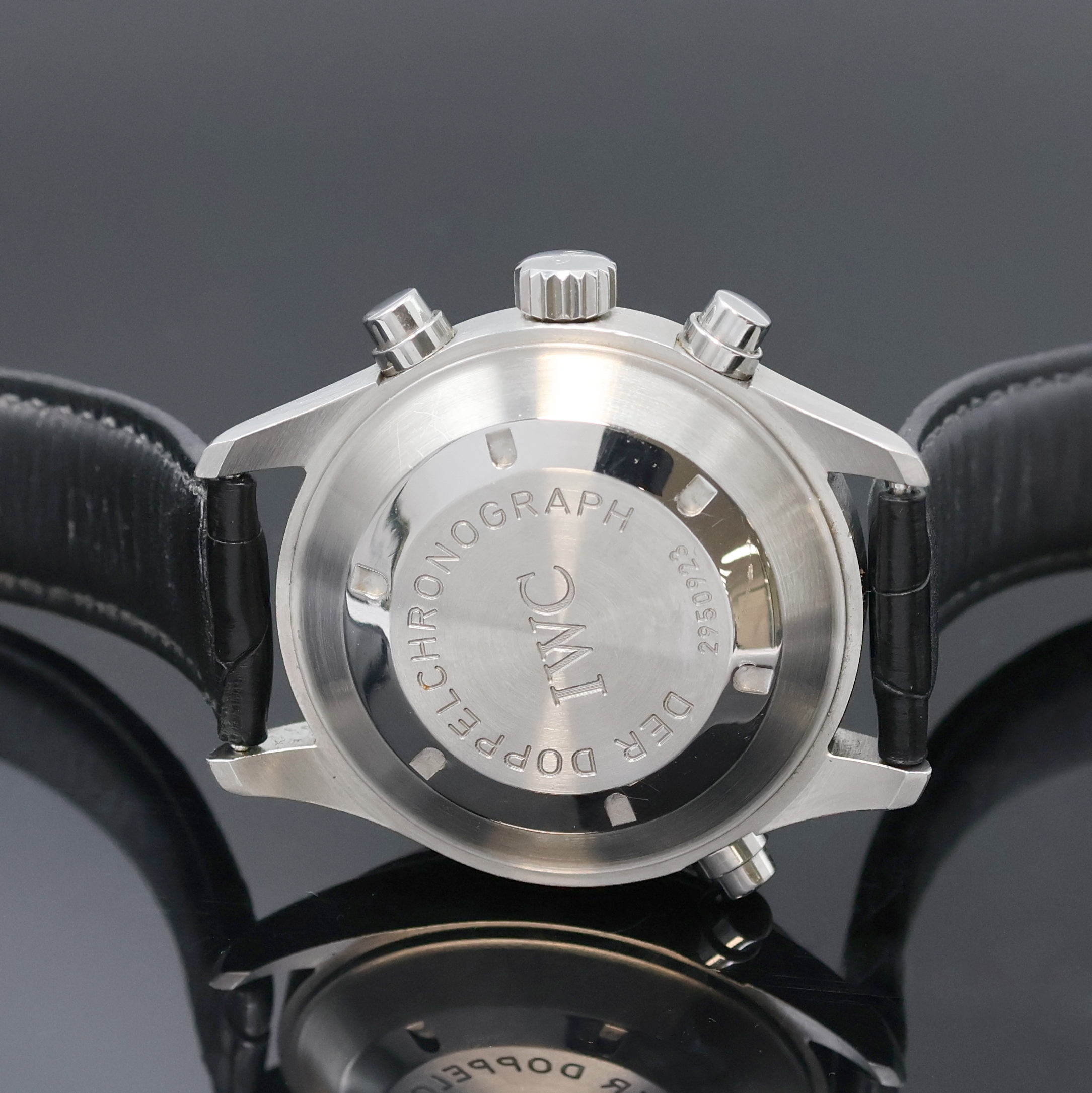 Detail e: IWC Der Doppelchronograph in Stahl Referenz 3713, Schweiz um 2000, Automatik, Boden u. Krone verschr., antimagn. Innengeh., orig. Lederband m. ...