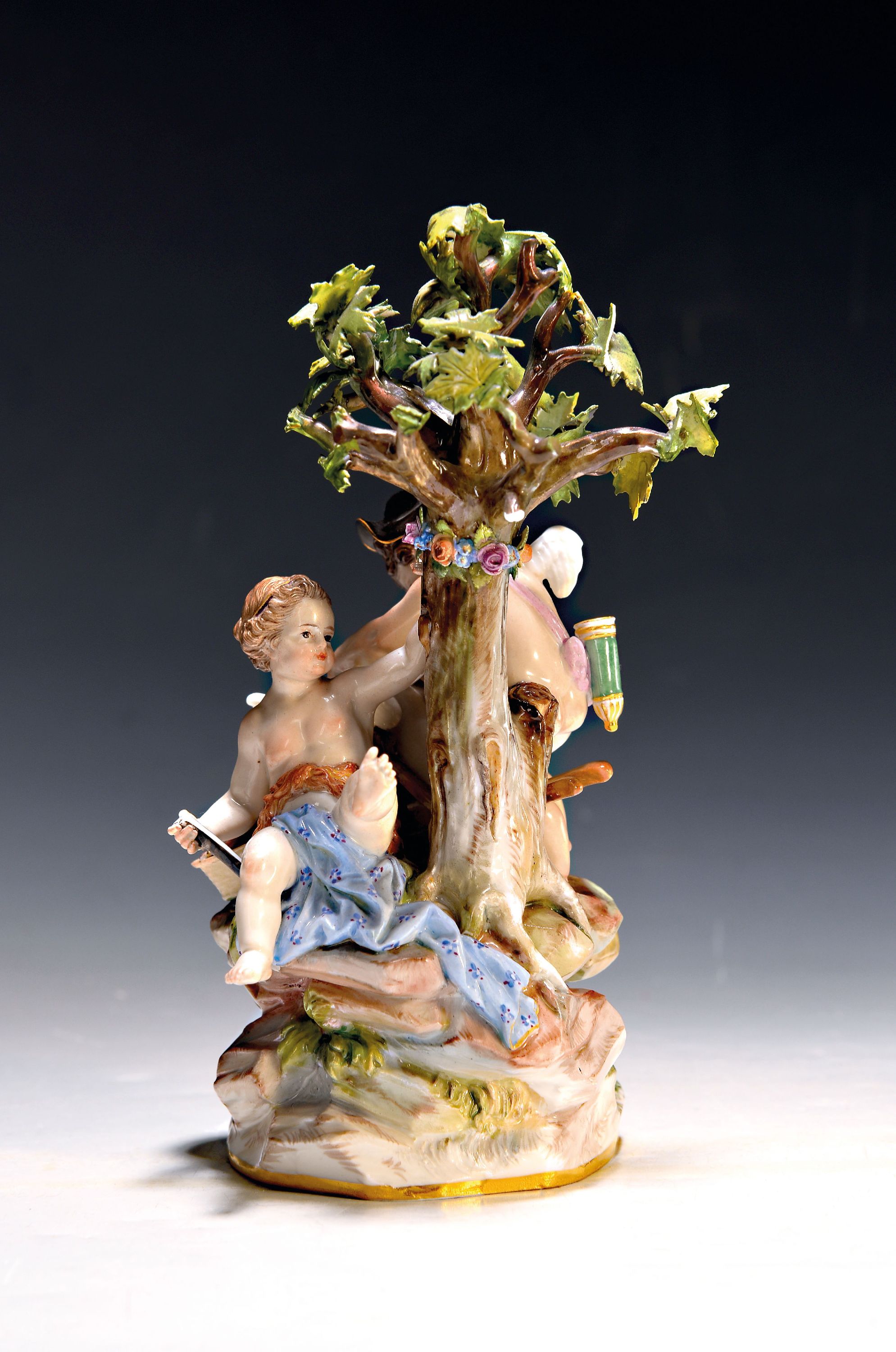 Detail a: Porzellanfigur, Meissen, um 1880/90, Modellnr. E 26, Amorettengruppe unter einem Baum, ihre Pfeile schleifend, Fackel fehlt, polychrom bemalt, ...