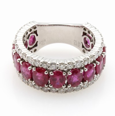 27023981a - Ring mit Rubinen und Brillanten, WG 750/000,13 Rubine zus. ca. 4 ct, 52 Brill. in 2 ...