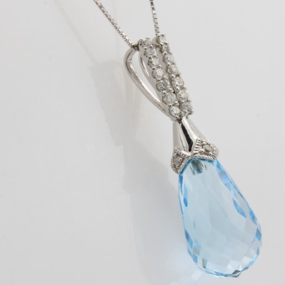 27023989a - Anhänger mit Brillanten und Blautopas an Kette, WG 750/000, tropfenf. Topas im ...