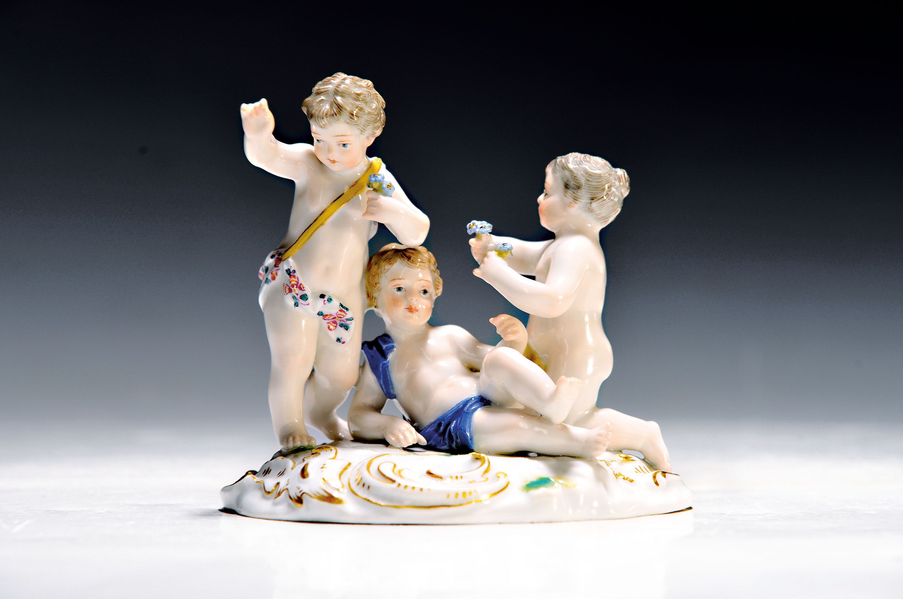 Image 27024000 - Porzellangruppe, Meissen, um 1880/90, drei spielende Amoretten, Modellnr. 2223, ...