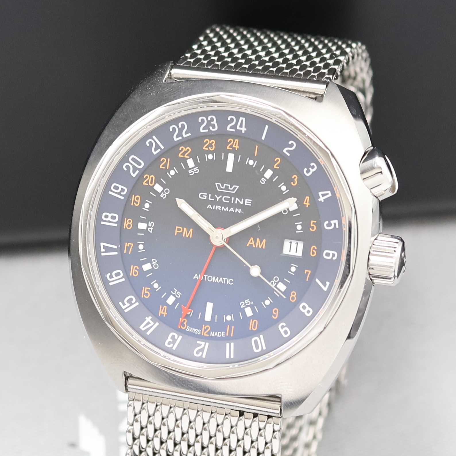 Detail a: GLYCINE Airman GMT Herrenarmbanduhr Referenz 3903, Schweiz um 2015, Automatik, Edelstahlgeh. inkl. orig. Stahlband, Boden u. Krone verschr., ...