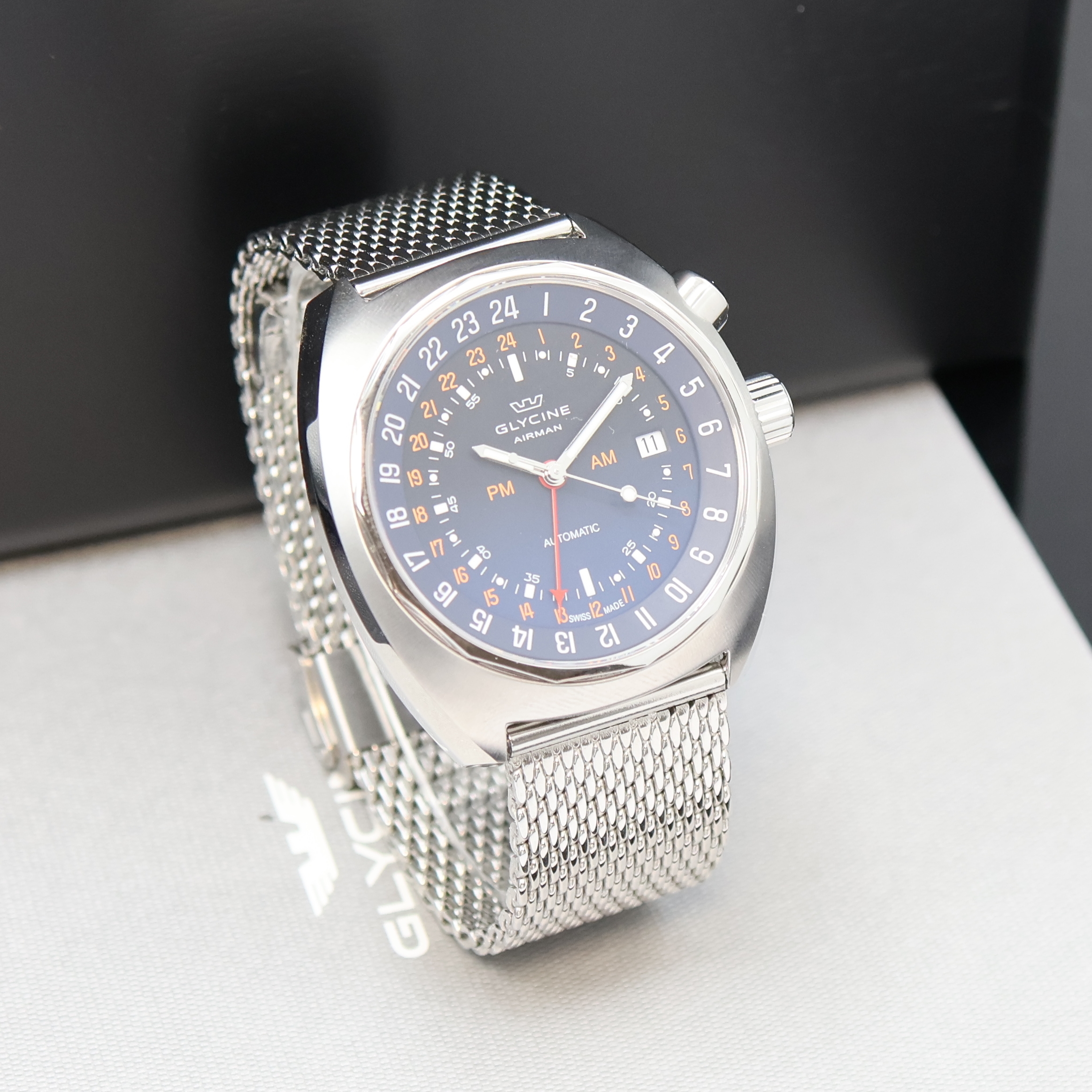 Detail b: GLYCINE Airman GMT Herrenarmbanduhr Referenz 3903, Schweiz um 2015, Automatik, Edelstahlgeh. inkl. orig. Stahlband, Boden u. Krone verschr., ...