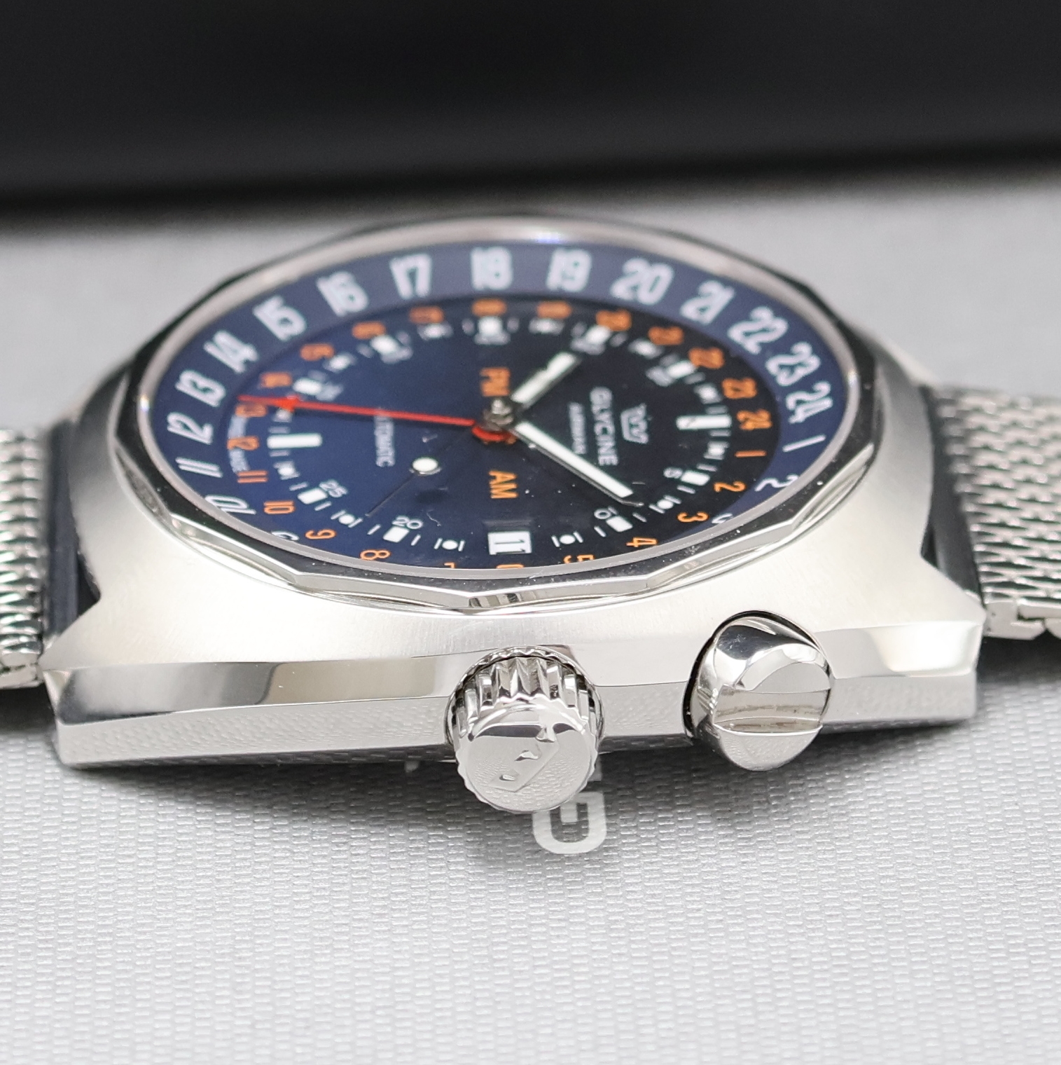 Detail d: GLYCINE Airman GMT Herrenarmbanduhr Referenz 3903, Schweiz um 2015, Automatik, Edelstahlgeh. inkl. orig. Stahlband, Boden u. Krone verschr., ...