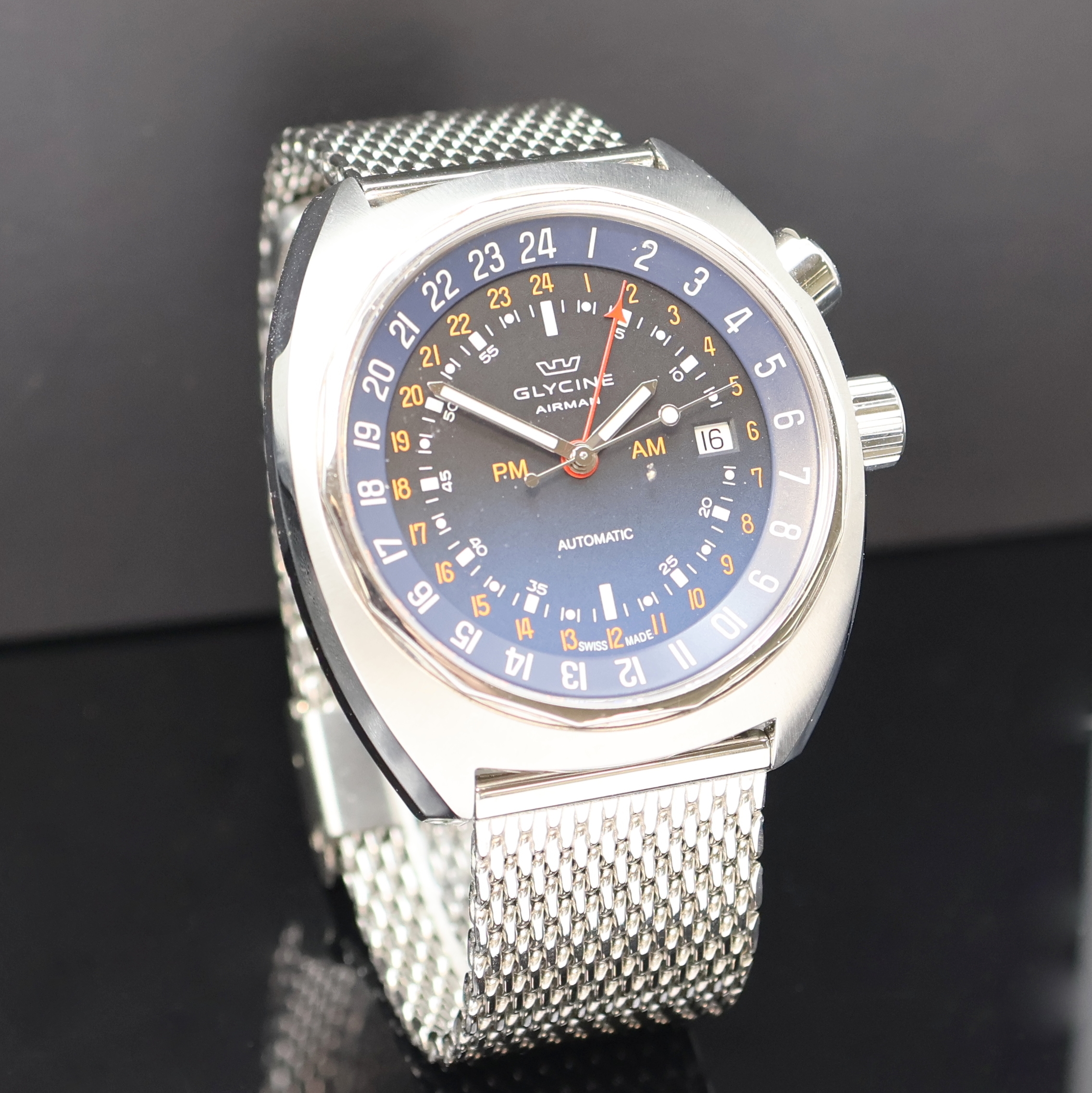 Detail b: GLYCINE Airman GMT Herrenarmbanduhr Referenz 3903, Schweiz um 2015, Automatik, Edelstahlgeh. inkl. orig. Stahlband, Boden u. Krone verschr., ...
