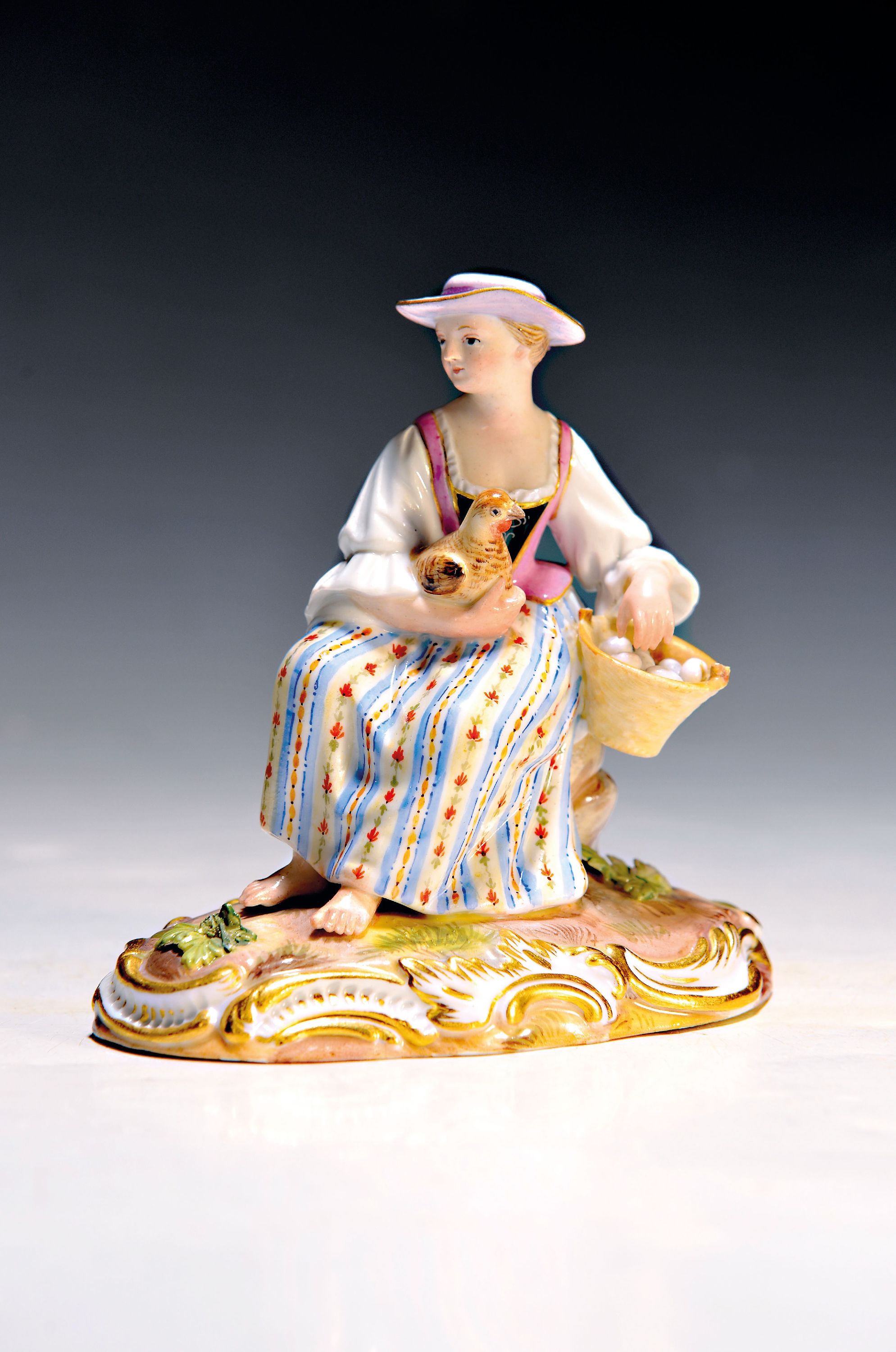 Image 27024007 - Porzellanfigur, Meissen, um 1880/90, Hühnerfrau mit Henne und Eierkorb, Henkel des ...