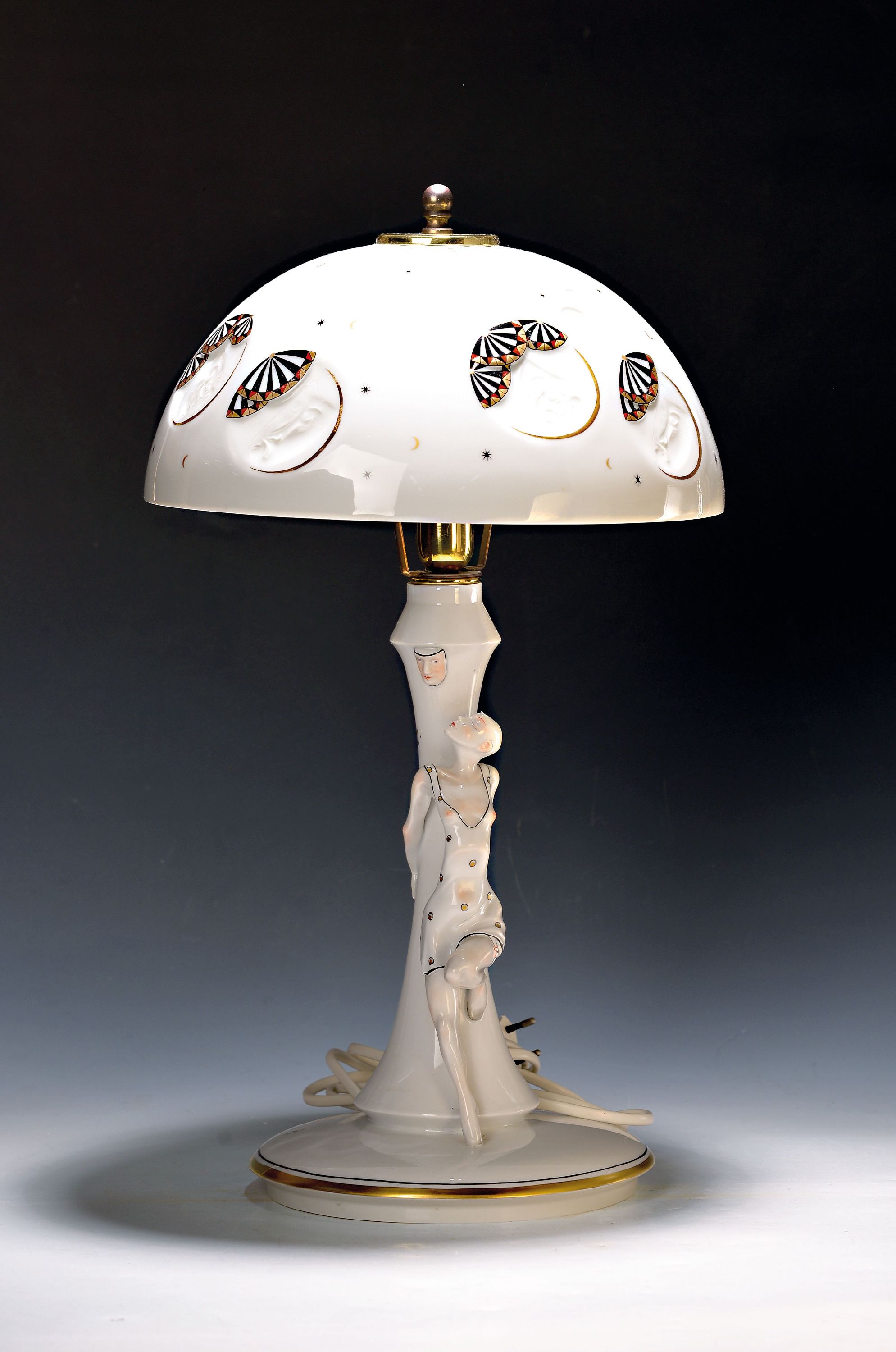 Lithophanie-Lampe, Aelteste Volkstedt, Thüringen, 2. Hälfte 20.Jh., Porzellan, partiell vergoldet, Lampenfuß mit vollplastischer Harlekin in ...