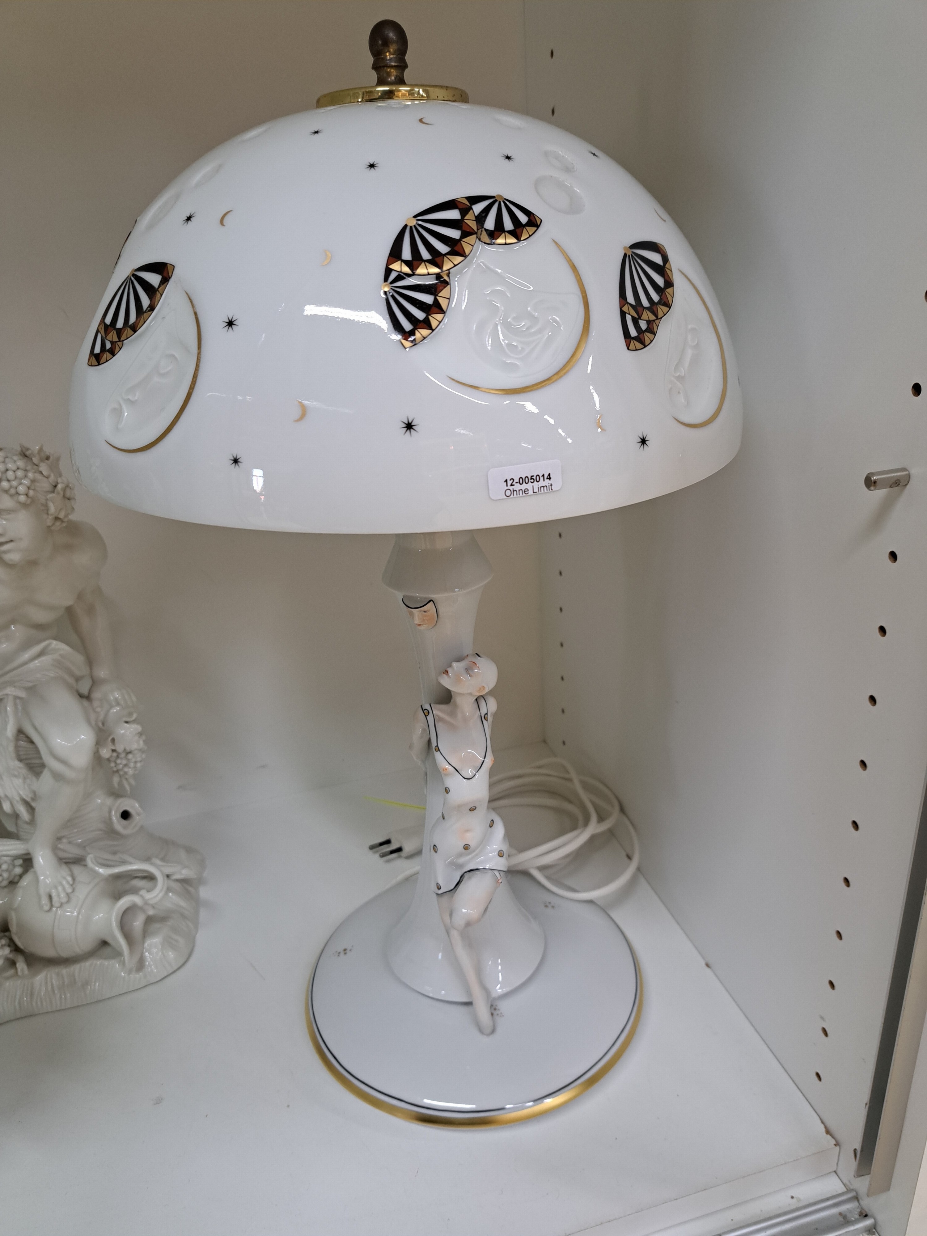 Detail a: Lithophanie-Lampe, Aelteste Volkstedt, Thüringen, 2. Hälfte 20.Jh., Porzellan, partiell vergoldet, Lampenfuß mit vollplastischer Harlekin in ...