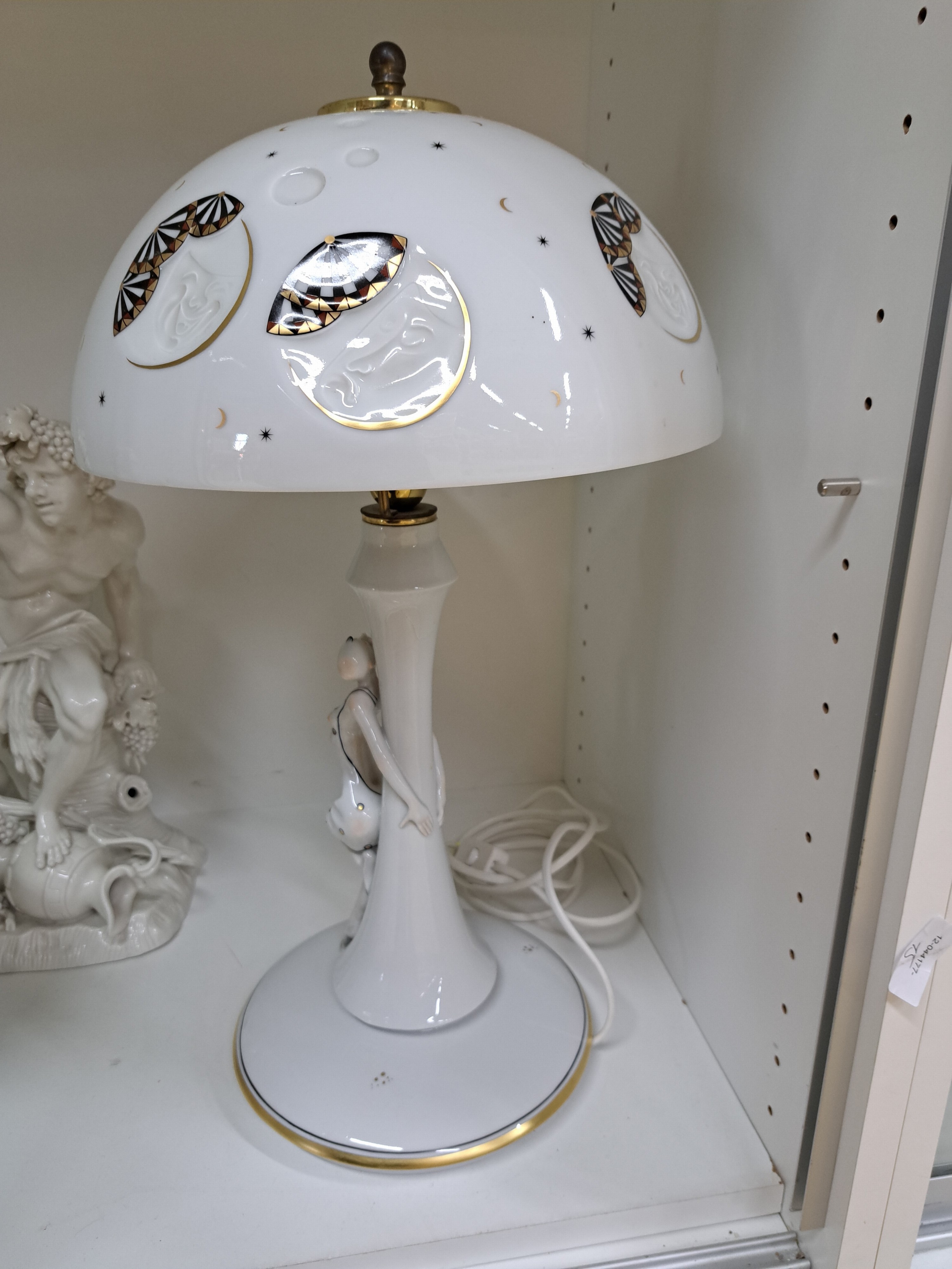 Detail c: Lithophanie-Lampe, Aelteste Volkstedt, Thüringen, 2. Hälfte 20.Jh., Porzellan, partiell vergoldet, Lampenfuß mit vollplastischer Harlekin in ...