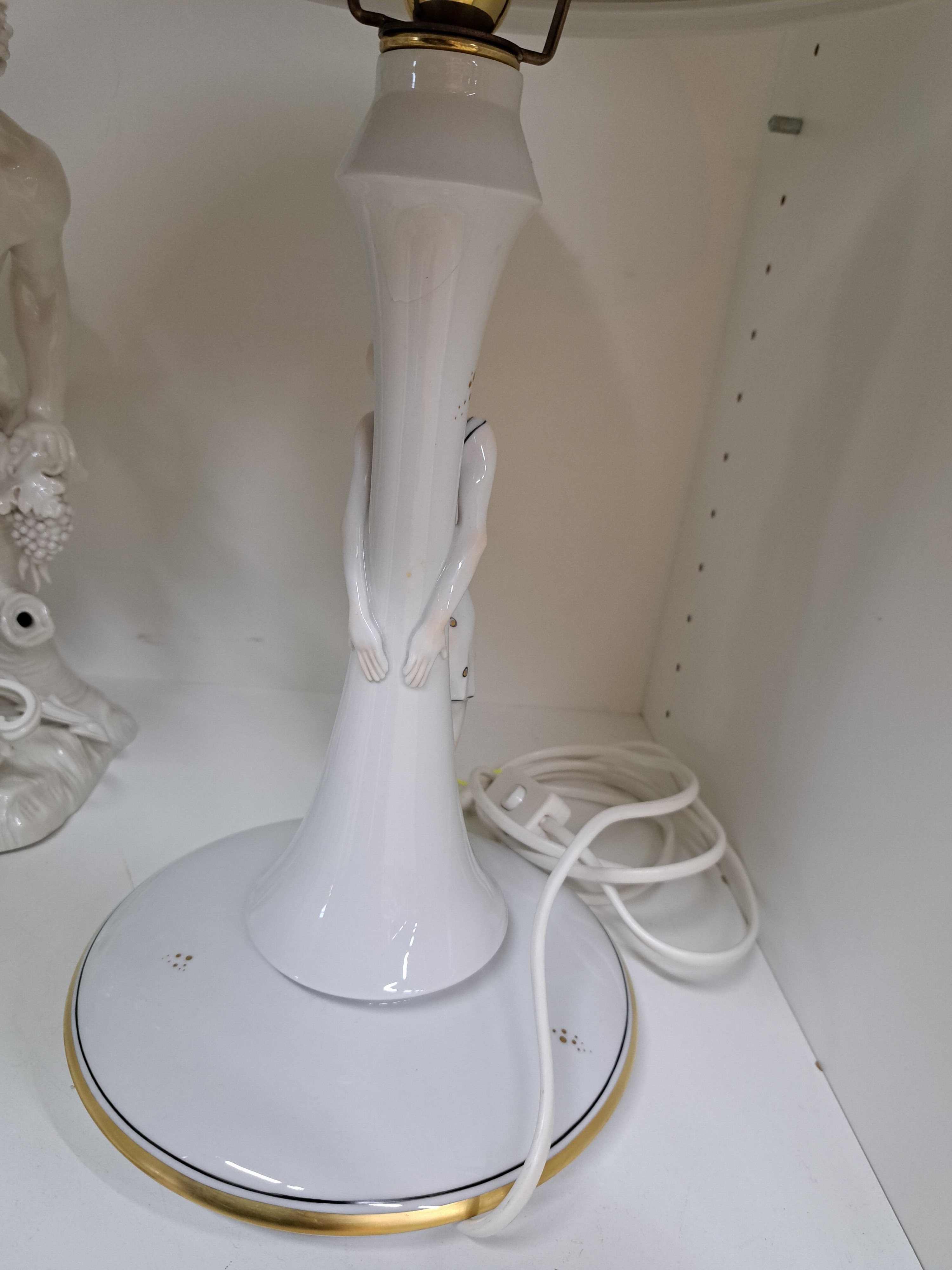 Detail d: Lithophanie-Lampe, Aelteste Volkstedt, Thüringen, 2. Hälfte 20.Jh., Porzellan, partiell vergoldet, Lampenfuß mit vollplastischer Harlekin in ...