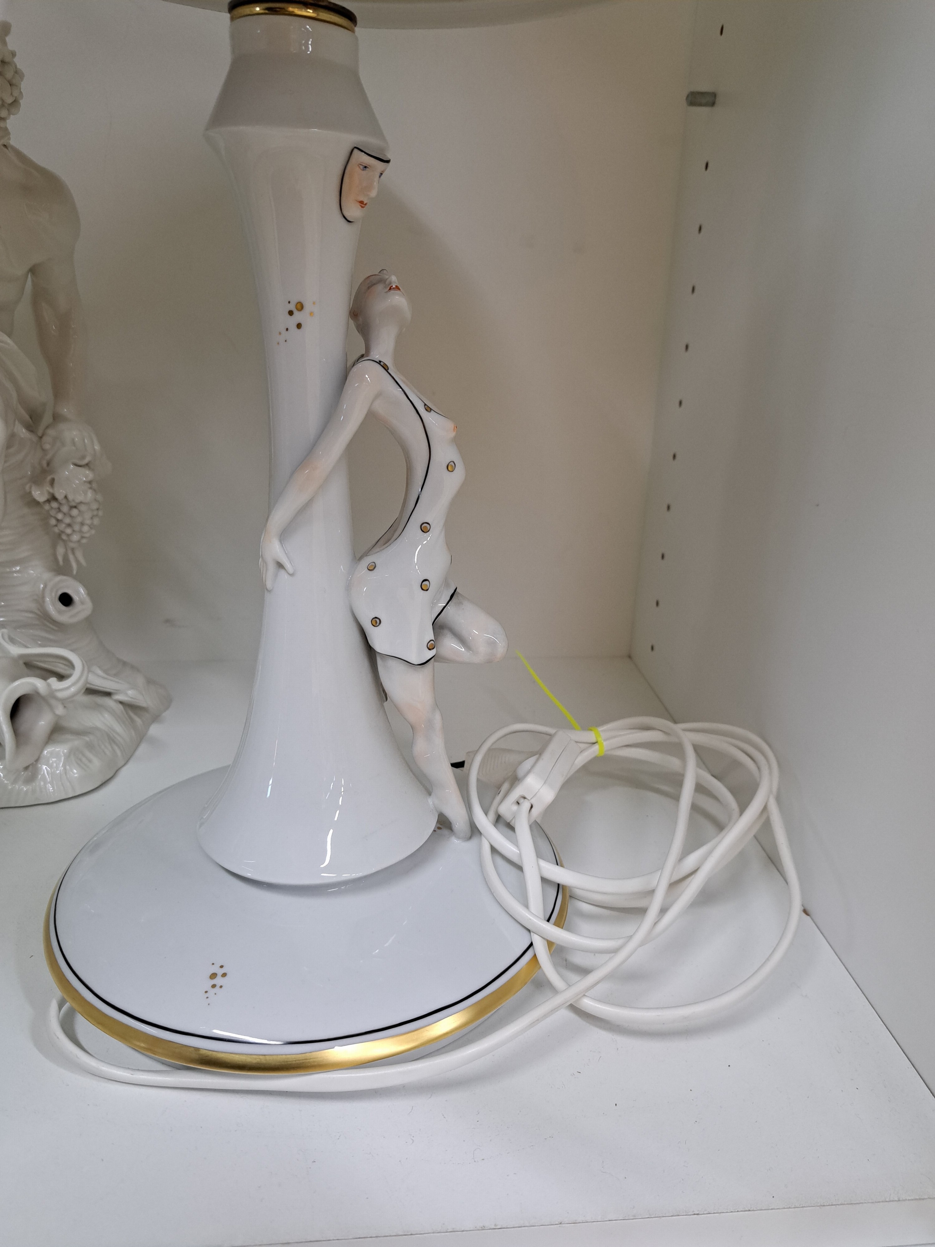Detail e: Lithophanie-Lampe, Aelteste Volkstedt, Thüringen, 2. Hälfte 20.Jh., Porzellan, partiell vergoldet, Lampenfuß mit vollplastischer Harlekin in ...