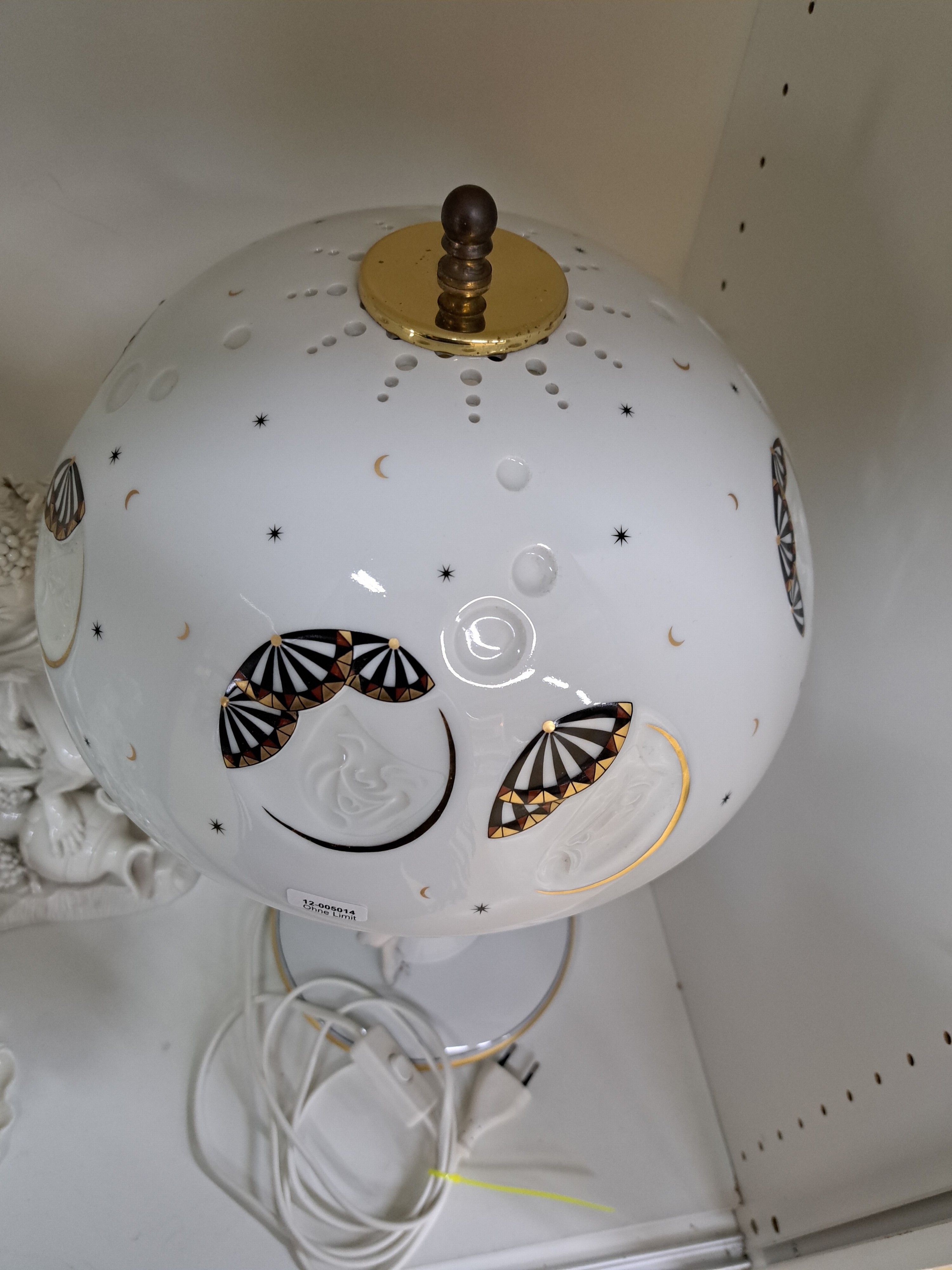 Detail f: Lithophanie-Lampe, Aelteste Volkstedt, Thüringen, 2. Hälfte 20.Jh., Porzellan, partiell vergoldet, Lampenfuß mit vollplastischer Harlekin in ...