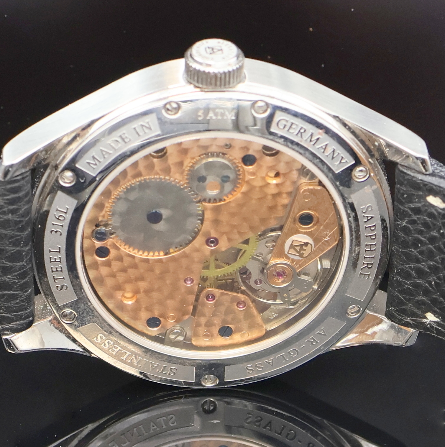 Detail e: ALEXANDER SHOROKHOFF Regulateur Herrenarmbanduhr in Stahl, Deutschland um 2015, Handaufzug, beids. vergl. Geh. m. orig. Lederband m. Faltschl., Boden ...