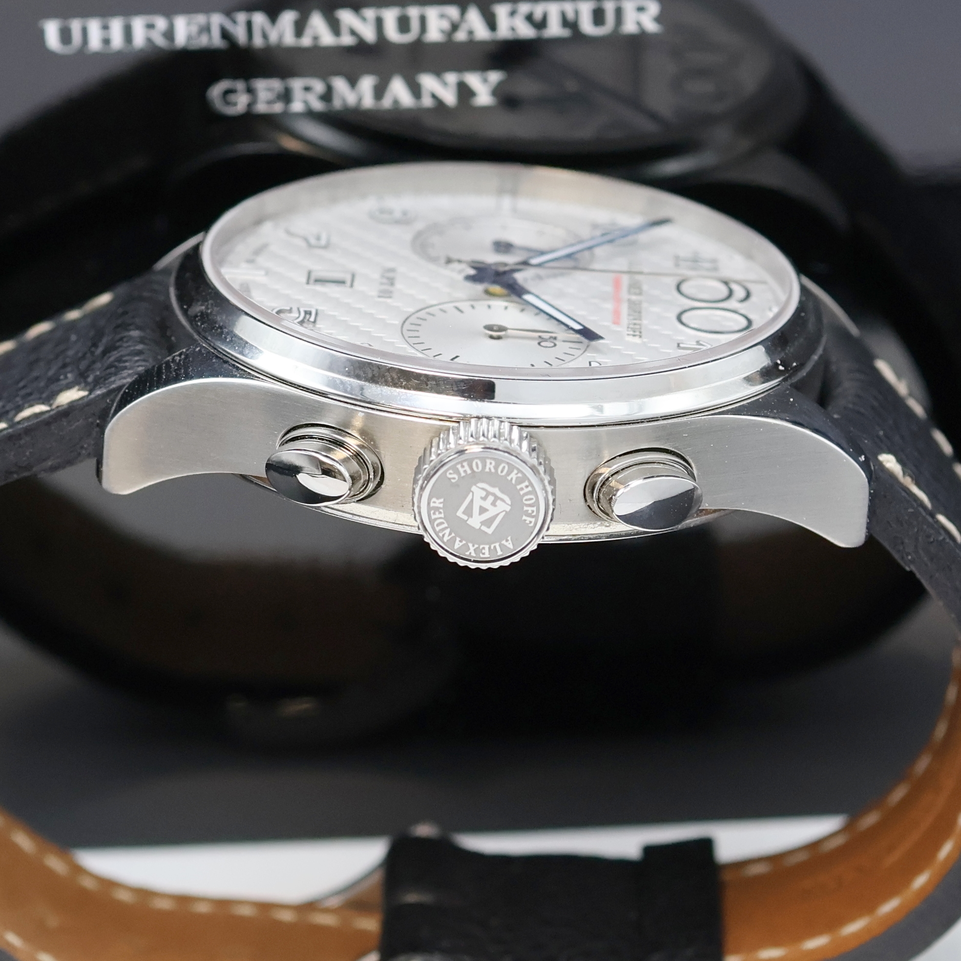 Detail d: ALEXANDER SHOROKHOFF N.PT01 Herrenarmbanduhr in Stahl, Deutschland um 2012, Handaufzug, beids. vergl. Geh. inkl. orig. Lederband m. Dornschl., Boden ...