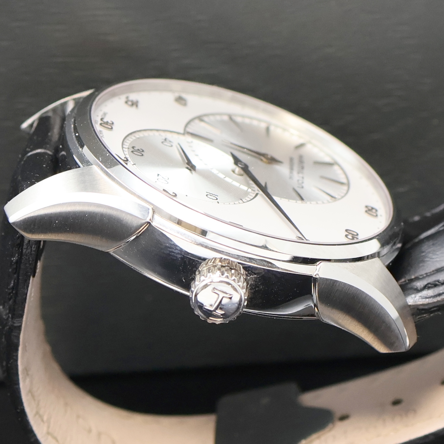 Detail d: HAMILTON Jazzmaster Regulateur Herrenarmbanduhr Referenz H426150, Schweiz um 2015, Automatik, beids. vergl. Stahlgeh. inkl. orig. Lederband m. ...