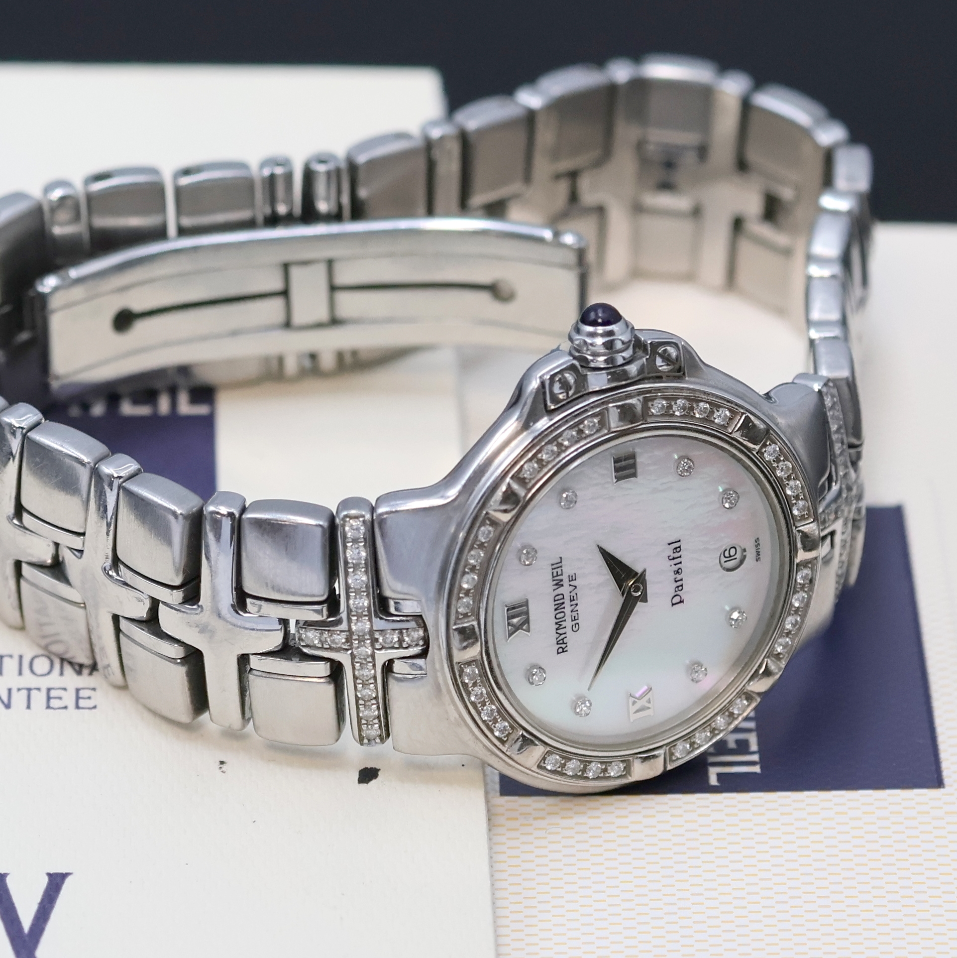 Detail d: RAYMOND WEIL Geneve Parsifal Armbanduhr Referenz 9995, Schweiz verk. lt. beil. Pap. 09/1998, quarz, Edelstahlgeh. inkl. Gliederband m. dopp. ...