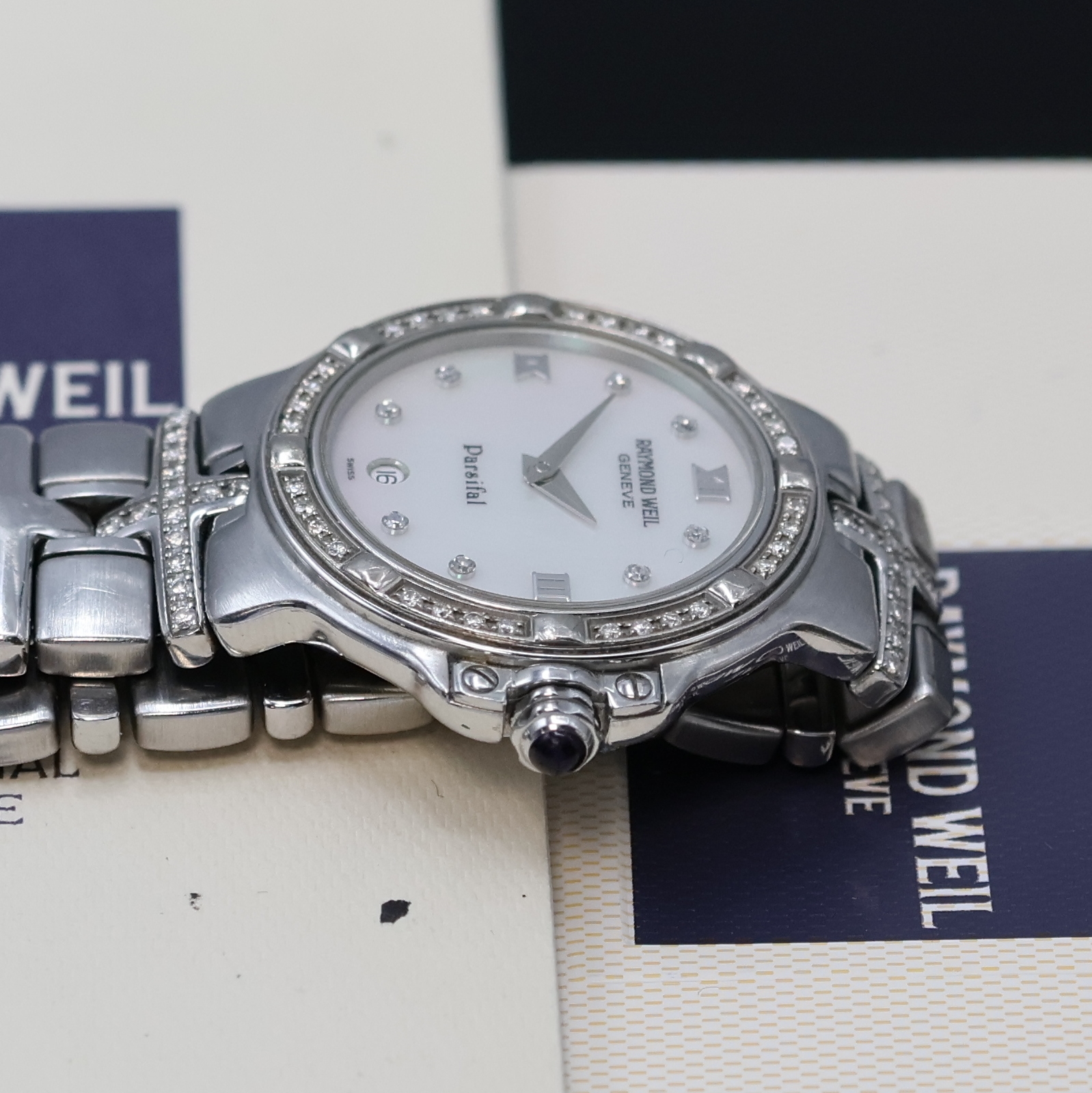 Detail e: RAYMOND WEIL Geneve Parsifal Armbanduhr Referenz 9995, Schweiz verk. lt. beil. Pap. 09/1998, quarz, Edelstahlgeh. inkl. Gliederband m. dopp. ...