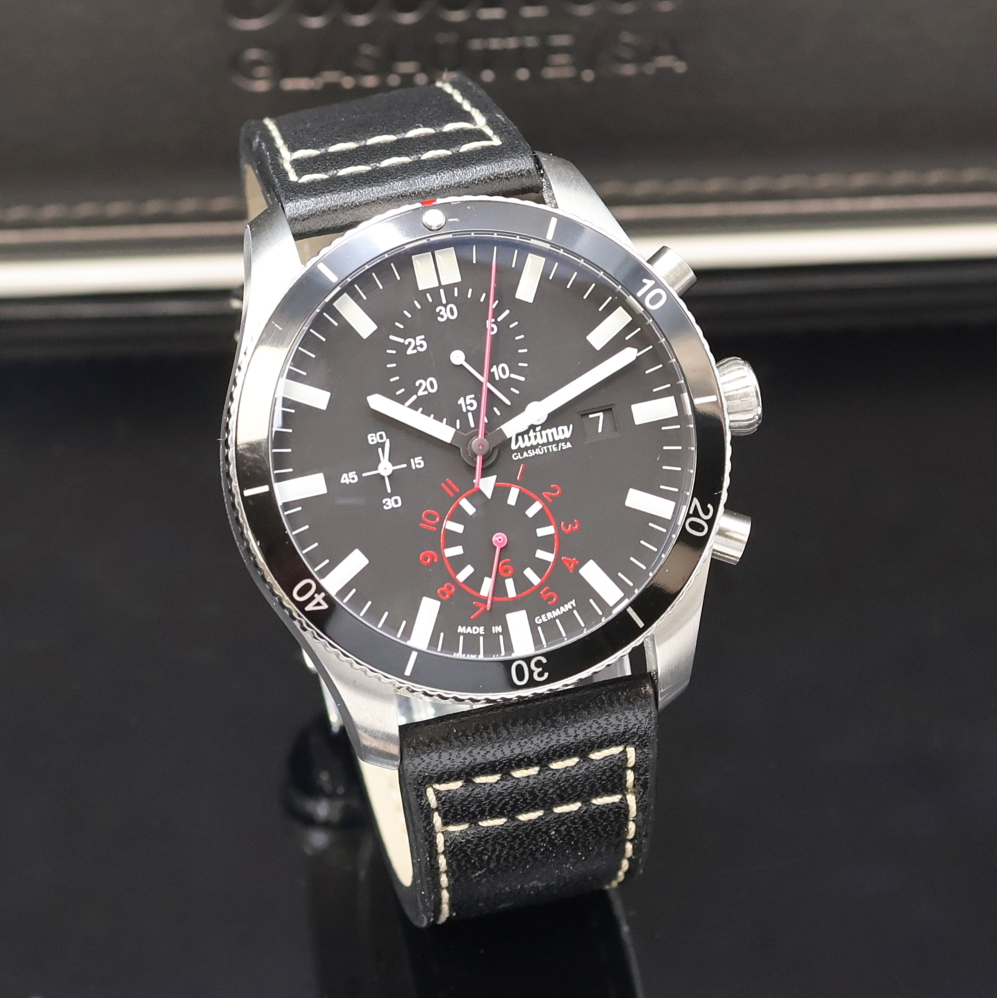Detail b: TUTIMA Grand Flieger Armbandchronometer mit Chronograph in Stahl, Deutschland um 2015, Automatik, beids. vergl. Geh. m. orig. Lederband m. Faltschl., ...