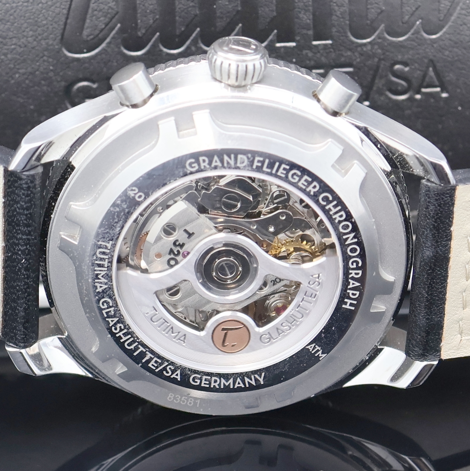 Detail e: TUTIMA Grand Flieger Armbandchronometer mit Chronograph in Stahl, Deutschland um 2015, Automatik, beids. vergl. Geh. m. orig. Lederband m. Faltschl., ...