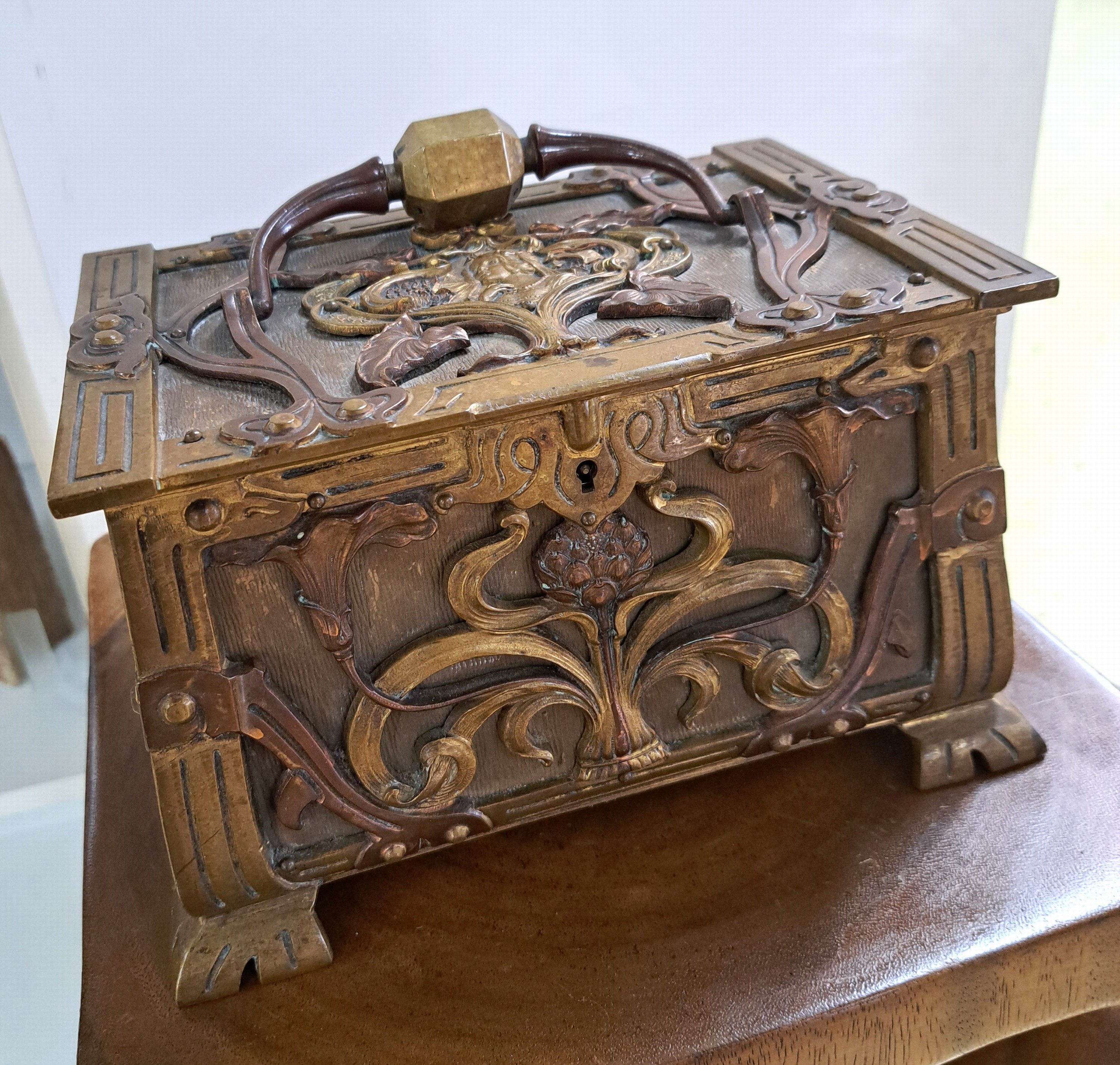 Detail a: Kleine Deckeltruhe des Jugendstils, um 1905/10, Bronze und Messing, reicher vollplastischer Dekor, mit grünem Samt ausgekleidet, 14x23x19 cm