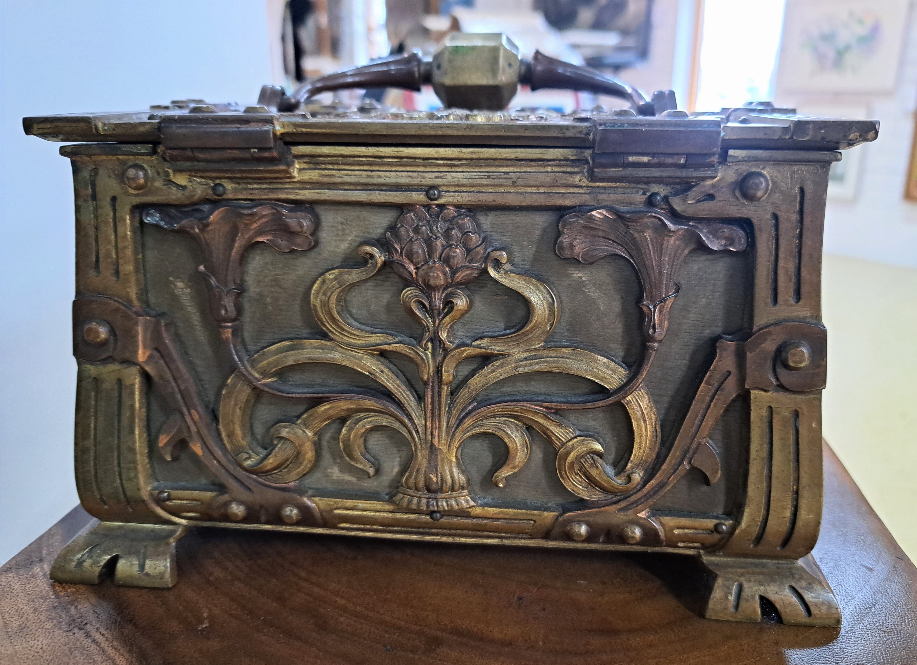 Detail c: Kleine Deckeltruhe des Jugendstils, um 1905/10, Bronze und Messing, reicher vollplastischer Dekor, mit grünem Samt ausgekleidet, 14x23x19 cm