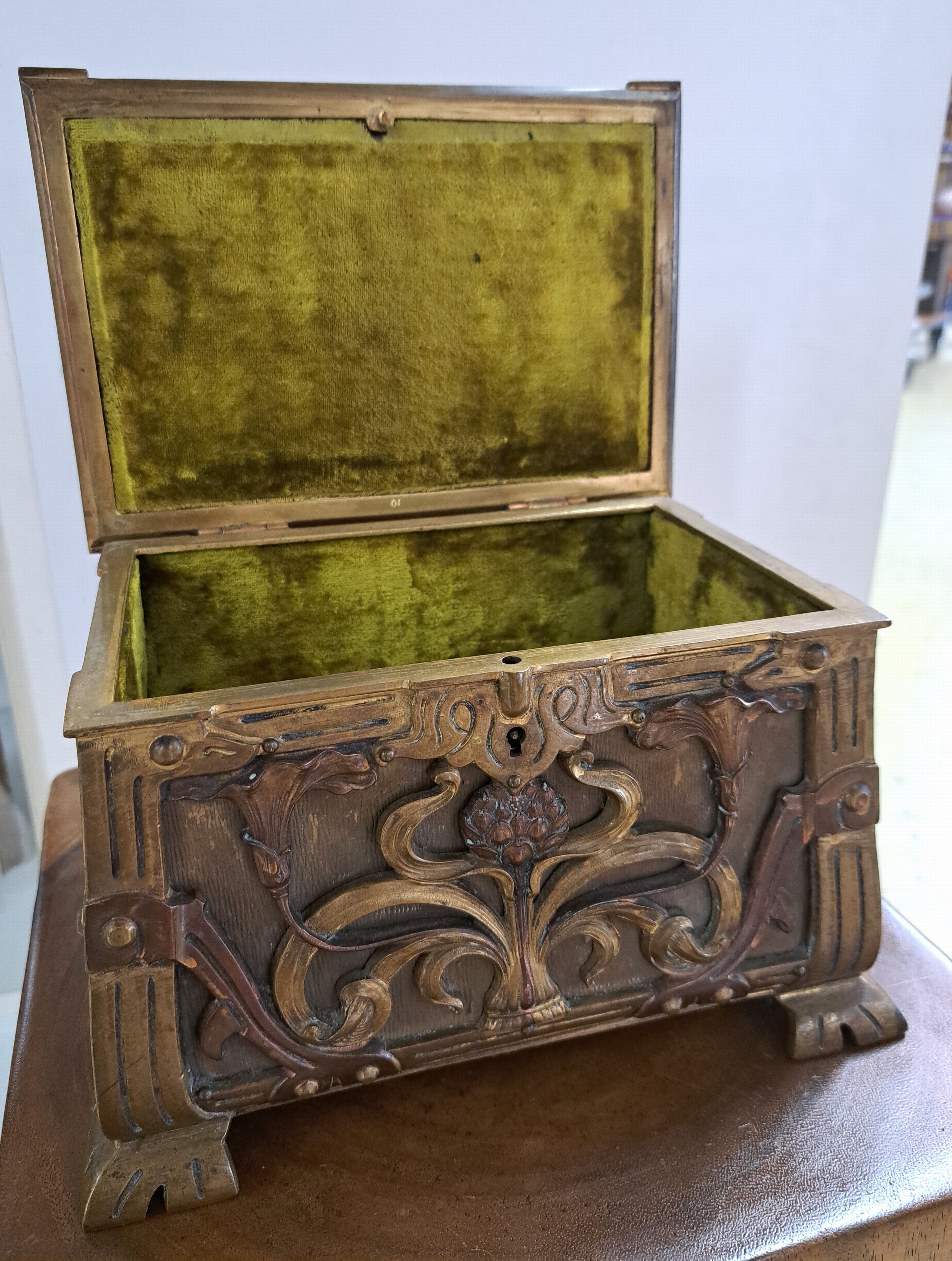 Detail e: Kleine Deckeltruhe des Jugendstils, um 1905/10, Bronze und Messing, reicher vollplastischer Dekor, mit grünem Samt ausgekleidet, 14x23x19 cm