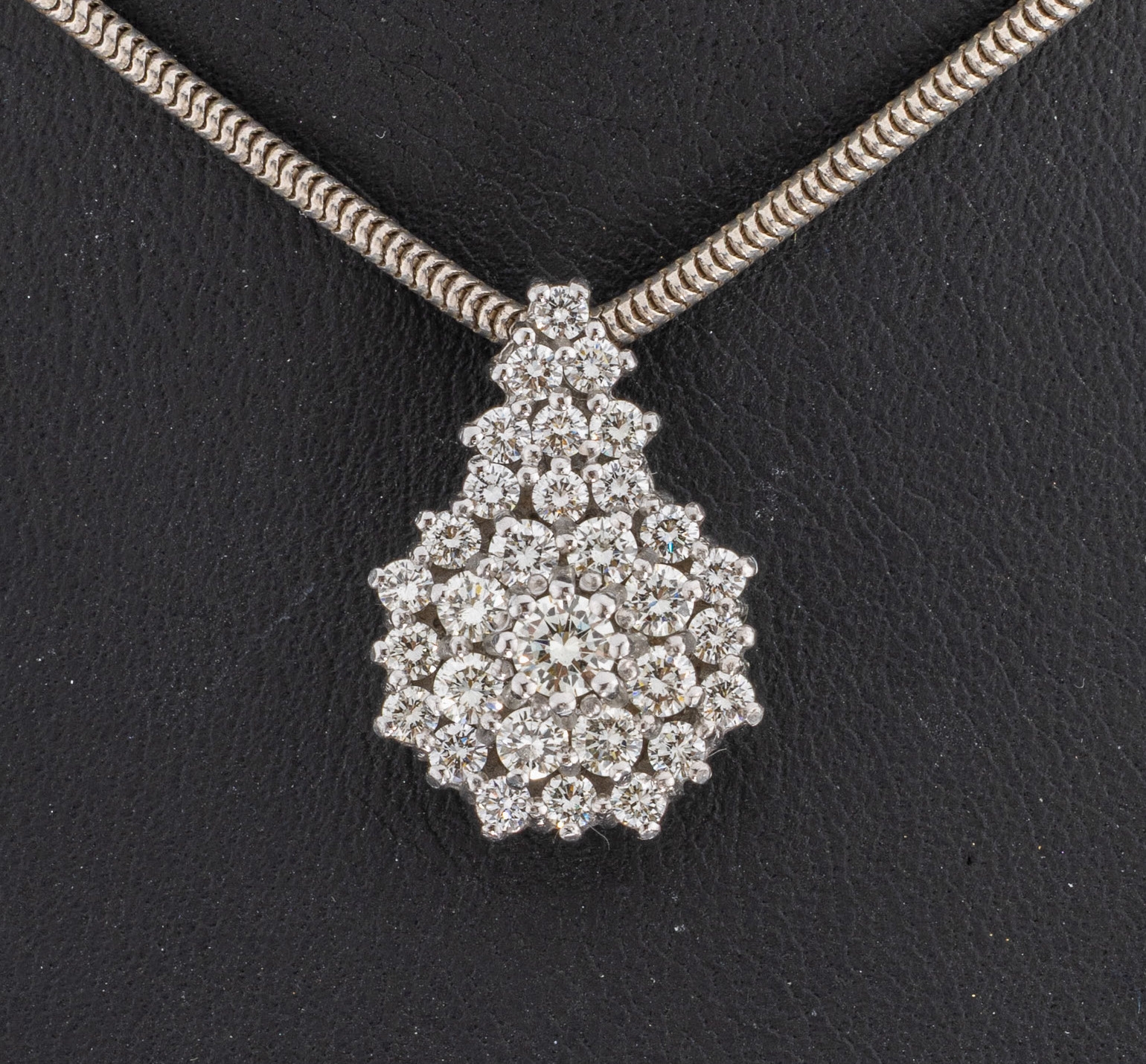 Detail a: 14 kt Gold Brillant-Anhänger, WG 585/000, Aufbau in mehreren Ebenen, 31 Brillanten zus. ca. 1.15 ct l.get.Weiß/if, (lt. Schmuckpass), L. ca. 2 cm, ...
