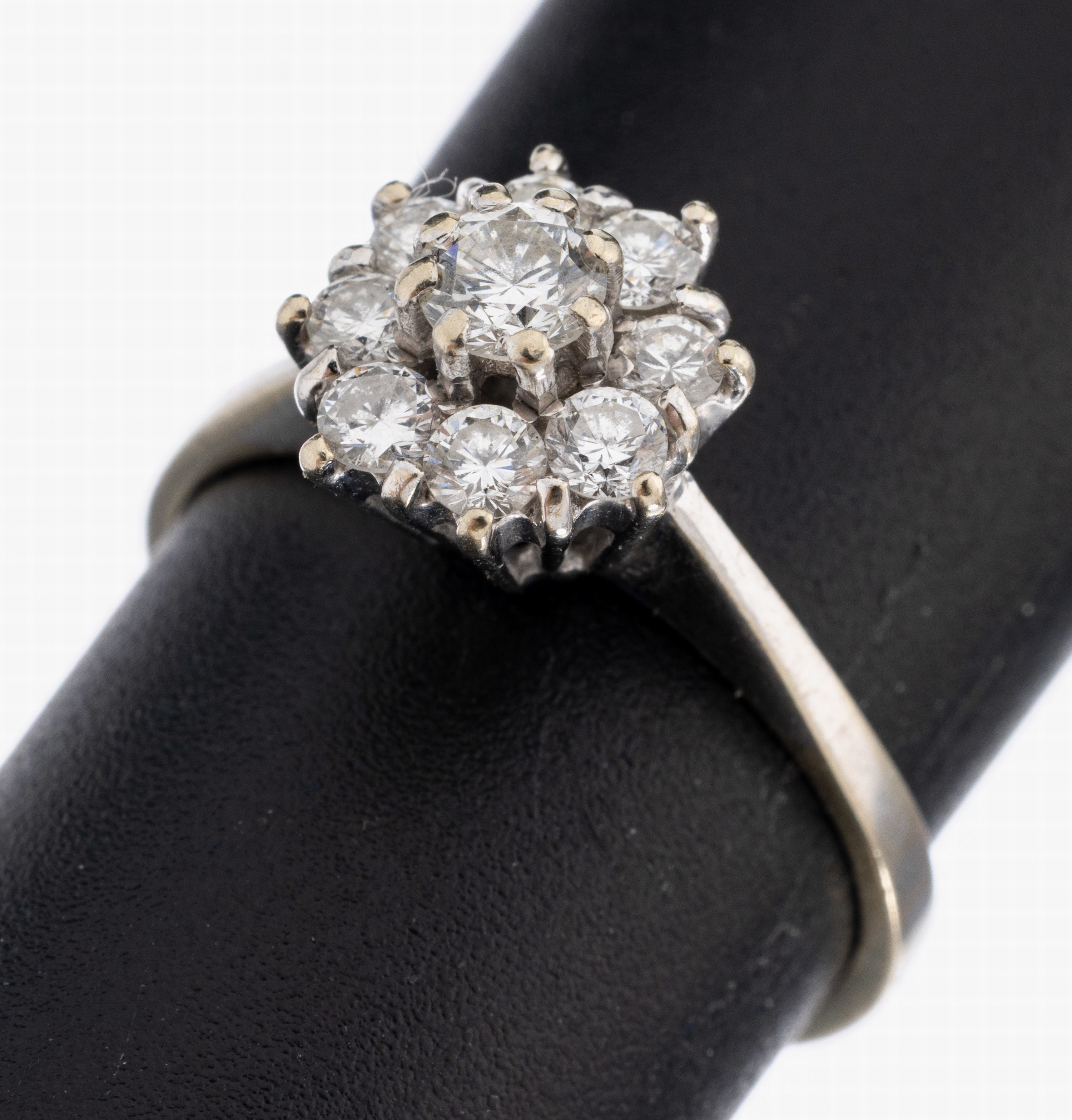 Image 27024204 - 18 kt Gold Brillant-Ring, WG 750/000, blütenf. Ringkopf, 9 Brillanten zus. ca. 0.50 ct ...