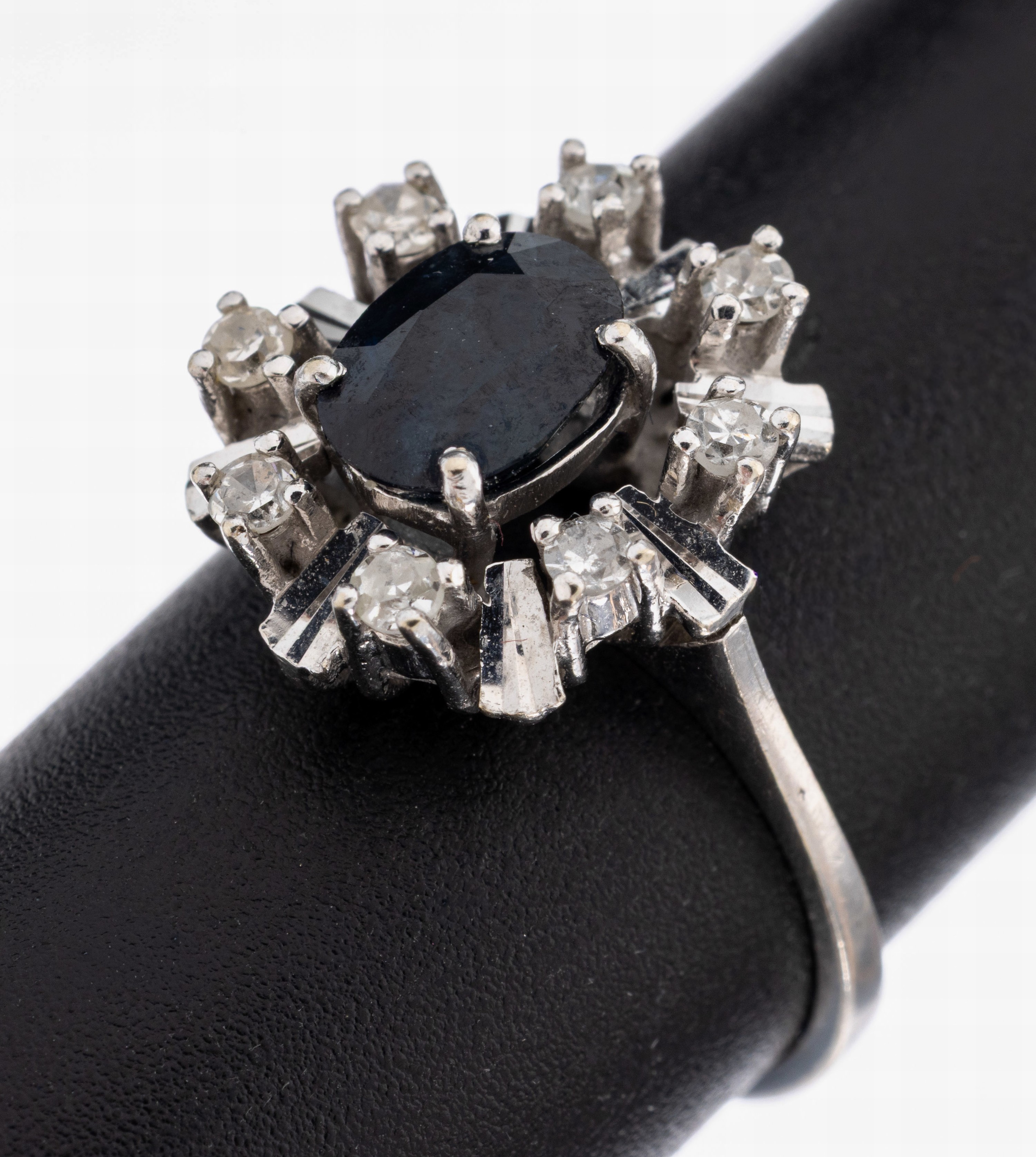 Image 27024208 - 14 kt Gold Saphir-Diamant-Ring, 1970er Jahre, WG 585/000, mittig ovalfacett. Saphir ca. ...