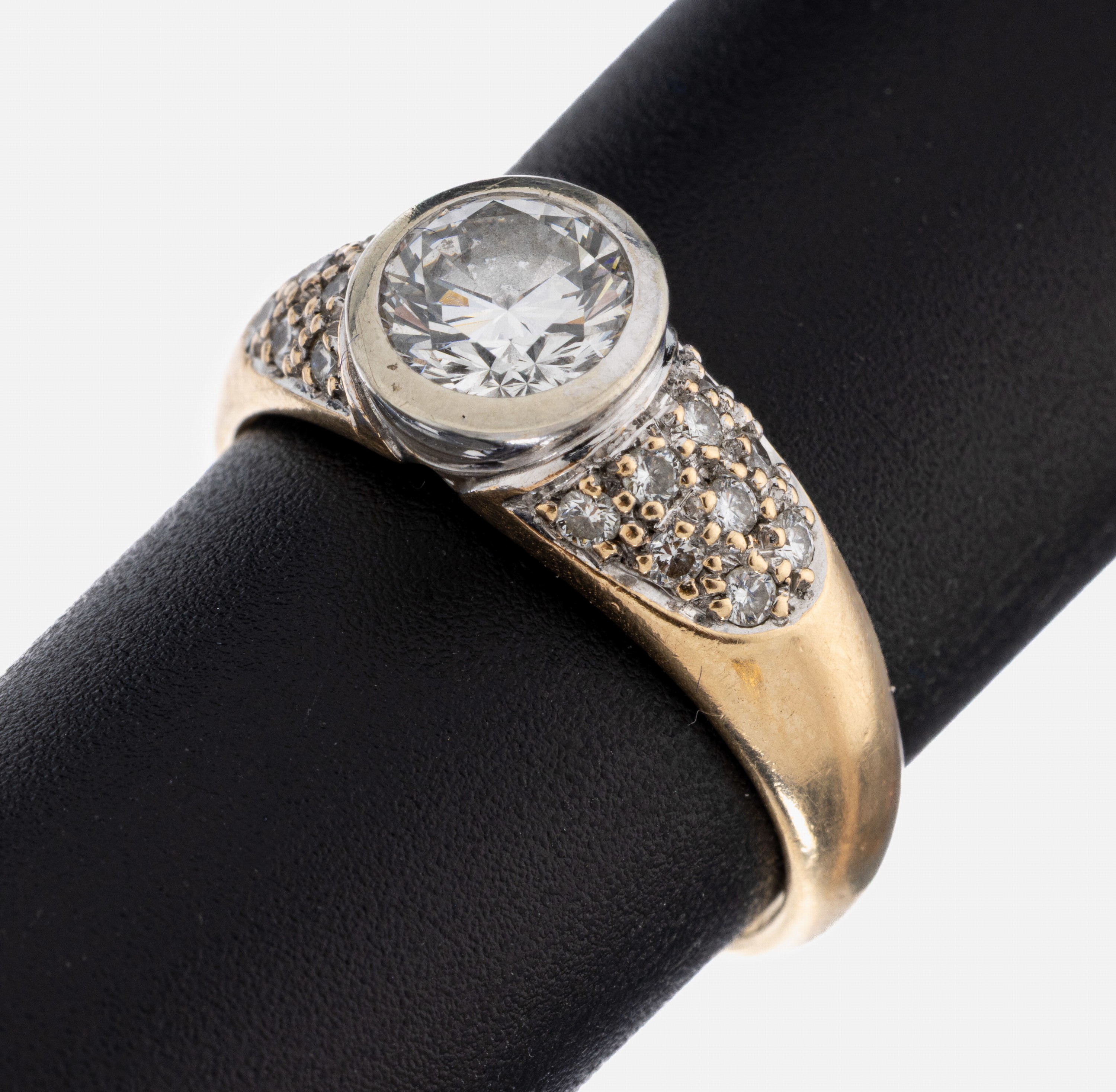 Image 27024212 - 14 kt Gold Brillant-Ring, GG/WG 585/000, mittig in WG gefasster Brillant ca. 0.85 ct ...