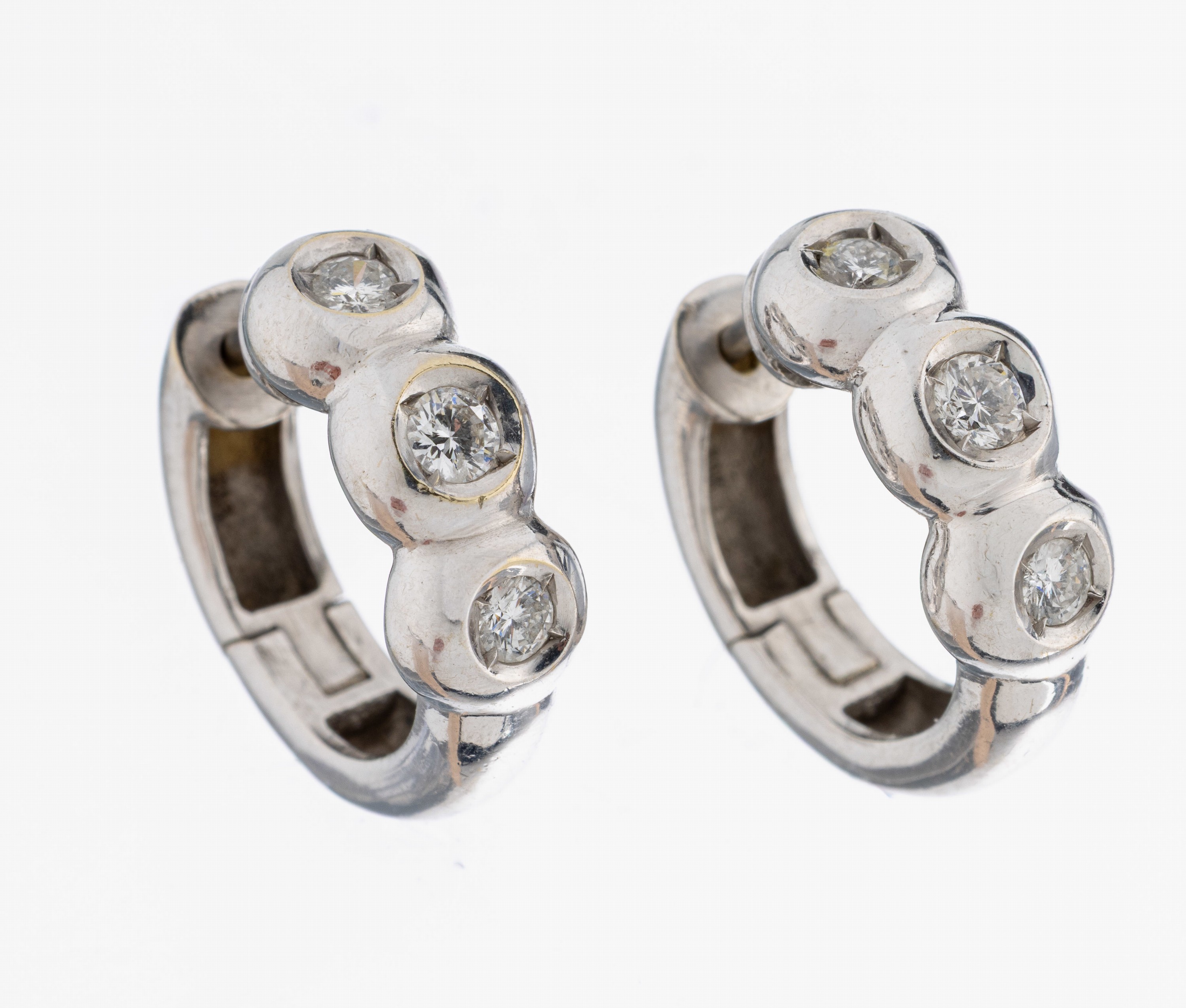 Paar 14 kt Gold Brillant-Ohrcreolen, WG 585/000, 6 Brillanten zus. ca. 0.50 ct Weiß/p, ca. 10.4 g, D. ca. 1.6 cm, Schmuckpassanbei