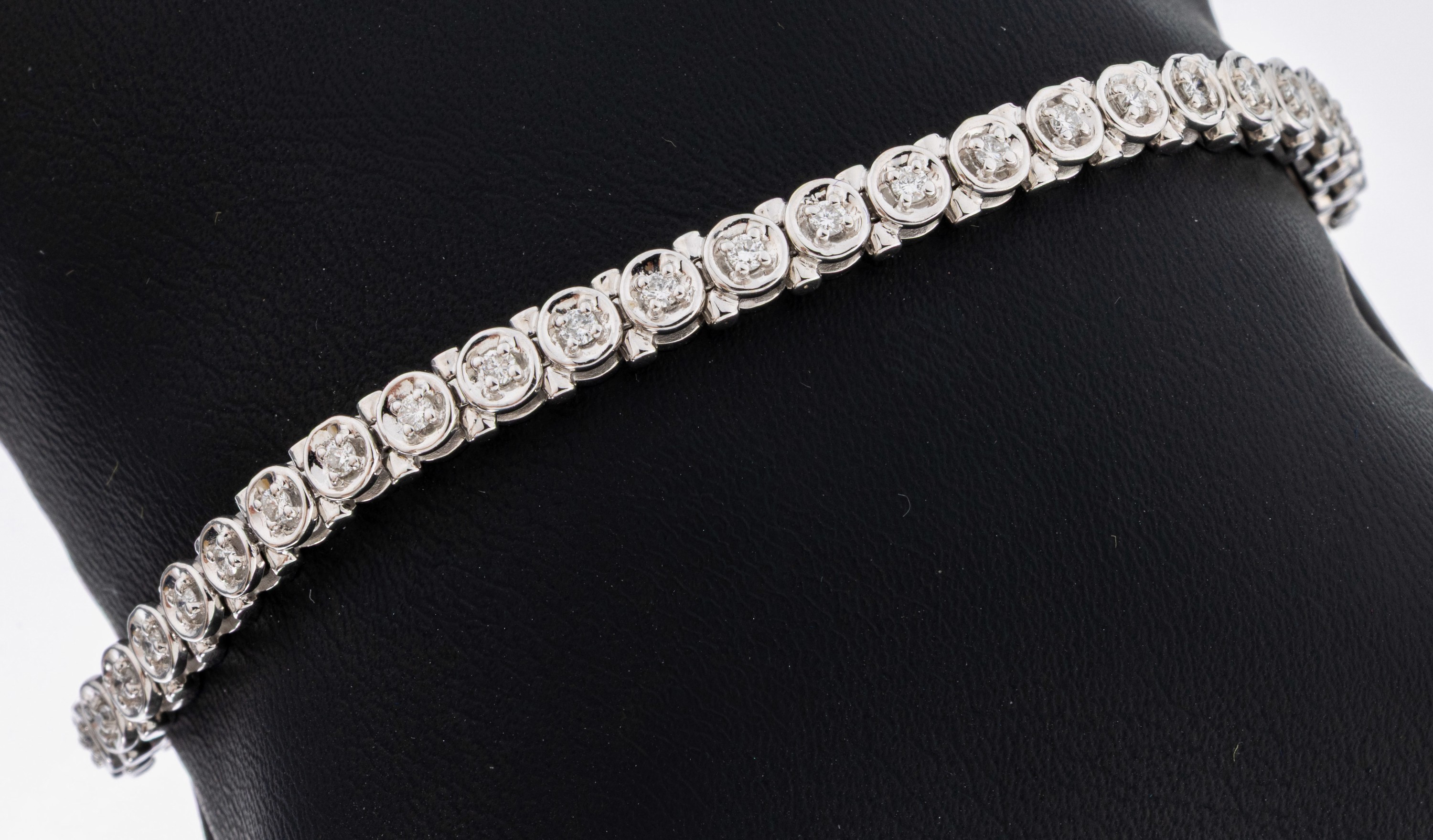 Image 27024235 - 14 kt Gold Brillant-Armband, WG 585/000, 46Brillanten zus. ca. 0.46 ct Weiß/si, L. ca. ...